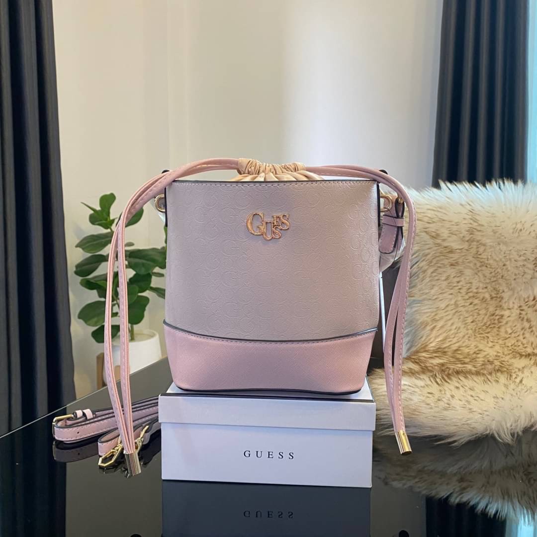 Guess Agata Bucket Handbag กระเป๋ารุ่นใหม่ล่าสุดทรงถังสุดน่ารัก พิมพ์ลายรอบใบ วัสดุ Saffiano PU คุณภาพดี นิ่ม น้ำหนักเบา ด้านหน้าประดับด้วยโลโก้แบรนด์สวยโดดเด่น เปิด-ปิดด้วยเชือกหนังใช้หูรูดปลายเชือกประดับอะไหล่ทองสะดวกใช้ ด้านในโล่งกว้างมีช่องเล็กสำหรับใ
