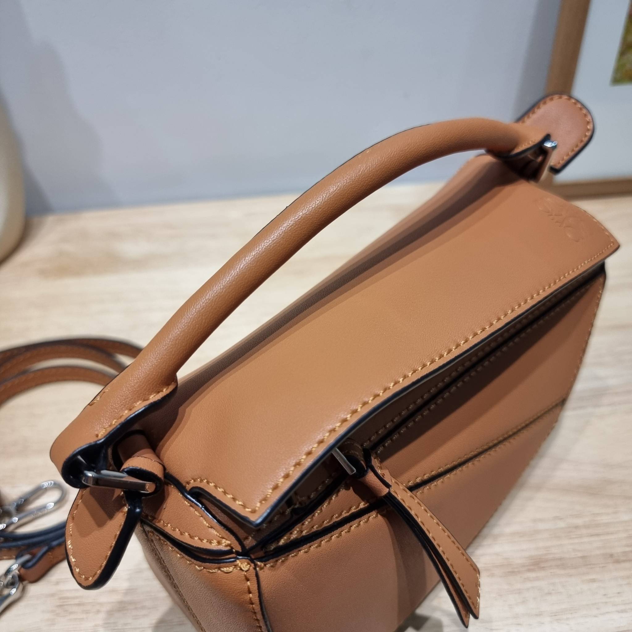 LOEWE MINI PUZZLE BAG IN CLASSIC สุดยอดแบรนด์ที่ดีไซน์เป็นเอกลักษณ์ โดดเด่น สวยหรู กับกระเป๋าสะพายข้างทรงกล่อง ไซส์มินิ สไตล์พัซเซิล