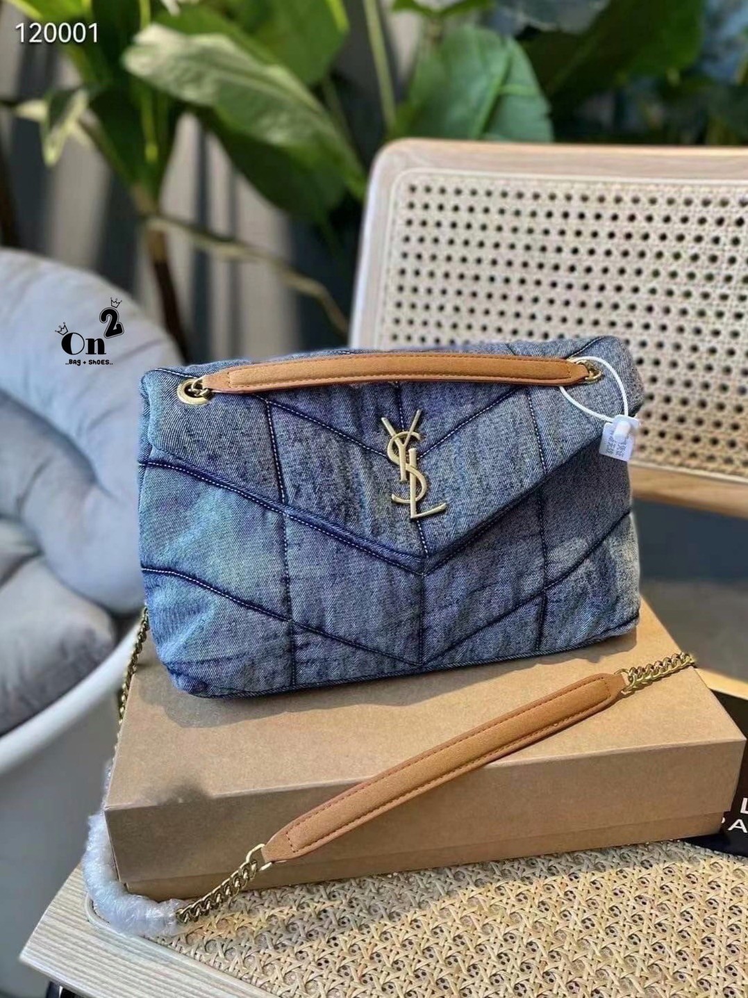 YSL SAINT LAURENT Loulou Danim Shoulder Bagblue bag กระเป๋าสะพายผ้ายีนส์เดนิมควิลท์ อะไหล่ทอง สีตัดกันสวยมากค่ะ รอบนี้มา 2สี โทนยีนส์ดำ และฟ้า สวยเท่ๆ ไปเลยค่า งานดูดีมีระดับ ชนช็อป ปั้มทุกจุดเป๊ะมากก สายสามารถดึงสั้นยาวได้ค่ะ