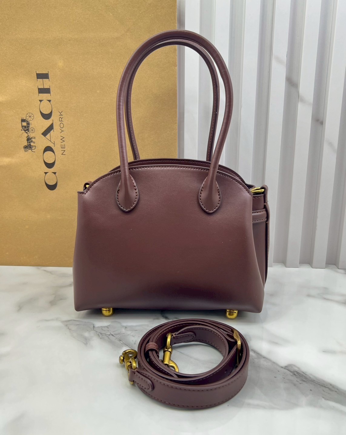 ORI หนังแท้ | Coach Soft Empire Carryall Bag 28 กระเป๋าสะพายทรงโฮโบ รุ่นใหม่ล่าสุด ดีไซน์เรียบง่าย สะพายไปคาเฟ่ ไปเที่ยวถ่ายรูปสวยๆ คือเหมาะสุดๆ หูสะพายยาว พอดีไหล่ ภายในแบ่งสัดส่วนไว้ดี ใบจริงหนังสวยมากๆ