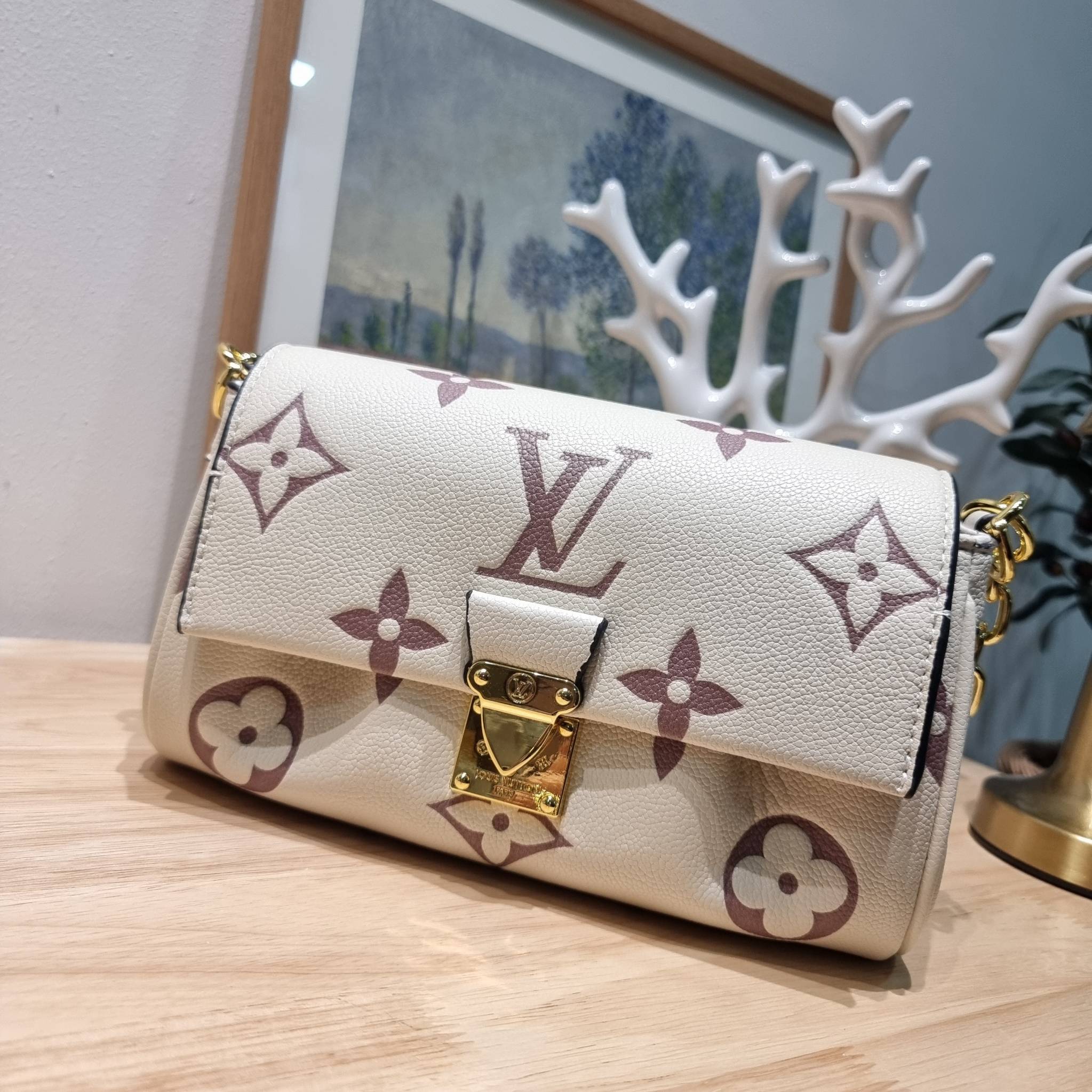 LV Favorite Bicolor Monogram Empreinte Leather - Handbags / LV FAVORITE BAG กระเป๋าสะพายคอลใหม่ล่าสุด สวยหรู ดูแพง ดีไซน์รูปทรงออกมาให้ใช้งานได้ง่าย
