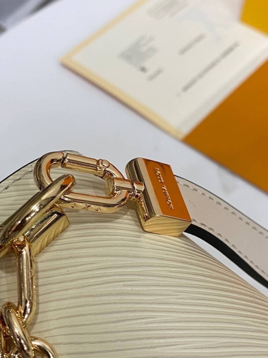 ORI หนังแท้ | LV Twist MM chain bag in grained Epi leather กระเป๋าสะพาย/กระเป๋าถือร พร้อมสายโซ่ หนังลายเกรน Epi โดดเด่นด้วยโลโก้หน้า สวยหรูเป็นเอกลักษณ์ ดีไซน์คัลเลอร์บล็อค สัมผัสโดดเด่นแมตช์กับทุกสไตล์