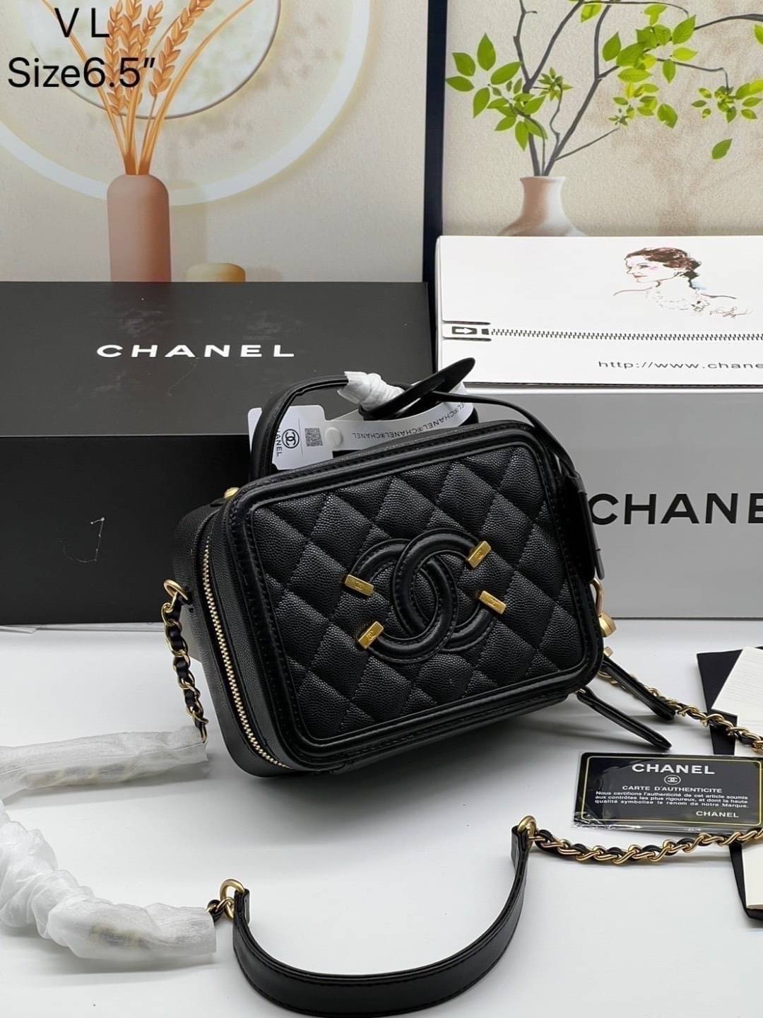 Chanel CC Filigree Vanity Case งานตามหาเข้าแล้วน้า พร้อมส่งมีจำนวนจำกัดนะคะ กระเป๋าสะพายทรงกล่องรุ่นยอดนิยม นอกจากความคลาสสิคของรูปทรง ตัวอะไหล่ก็ยังปรับเพิ่มดีเทลความหรูดูแพง