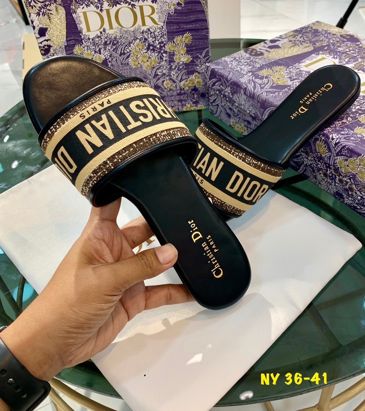 พร้อมส่ง Dior Sandals รองเท้าแตะดิออ งานคัดเกรดคุณภาพทอละเอียด ปั้มแบรนด์ พื้นยางกันลื่นอย่างดี กระชับเท้า ใส่สบายเดินได้นาน ไม่เจ็บไม่บีบเท้า สวยเกินราคา ภาพถ่ายจากงานจริง สวยตรงปกค่ะ