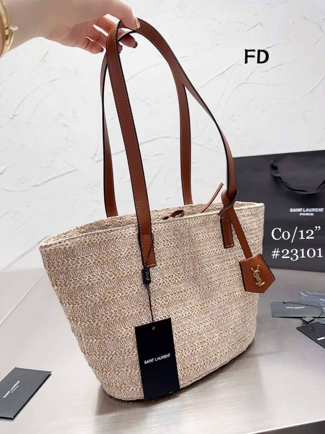 YSL Panier Medium Raffia Tote Bag กระเป๋าสะพายสานทรงโท้ทยูนีค ที่เติมดีเทลความหรูด้วยตัวกระเป๋าเป็นวัสดุสังเคราห์จากธรรมชาติ สานทอเต็มใบออกมาเป็นลวดลายสวยงาม ภายในโล่งกว้างมาก