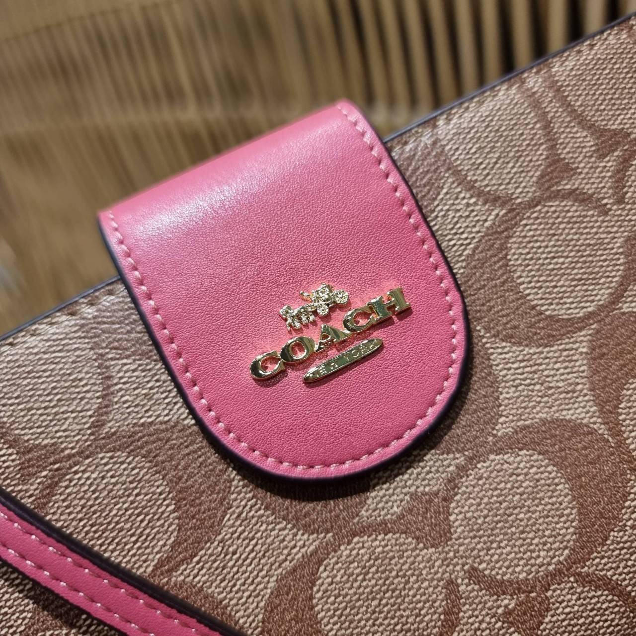 พร้อมส่ง 7 สี COACH C2874 TECH WALLET IN COLORBLOCK SIGNATURE CANVAS จัดให้สีใหม่ก่อนใคร!! ดีไซน์ใหม่ คอลเลคชั่นสวยหรู กระเป๋าสตางค์พร้อมสายคล้องมือ ง่ายต่อชีวิตมากจ้า!! มันดีอะไรเบอร์นี้ ใส่ได้ทั้งบัตร และโทรศัพท์ก็ใส่ได้ทุกรุ่น แถมยังมีช่องซิปแยกไปอีก ช