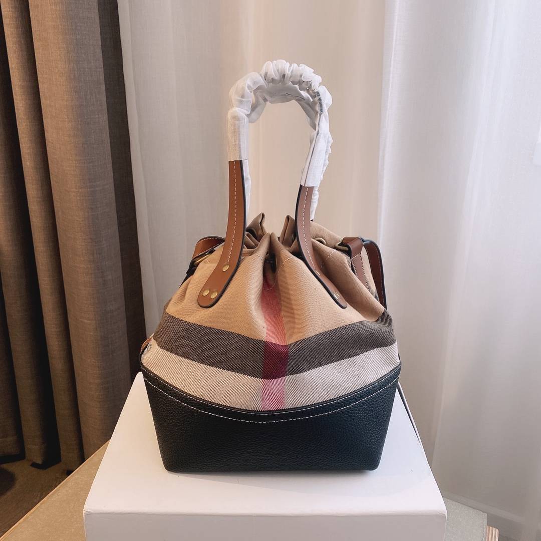 BURBERRY VINTAGE CANVAS BUCKET BAG งานพรีเมียมกิ้ฟท์เคาเตอร์ น้ำหอมจากแบรนด์ **ทรงขนมจีบ มาพร้อมสายยาว วัสดุผ้า Canvas เนื้อหนาซับในอย่างดี ลายแบรนด์สวยมากคะ จุดเด่นคือ กระเป๋าสามารถ จุของได้เยอะมาก มาพร้อมกระเป๋าใบเล็กอีกหนึ่งใบสามารถแยกใช้งานได้ ถือแล้ว