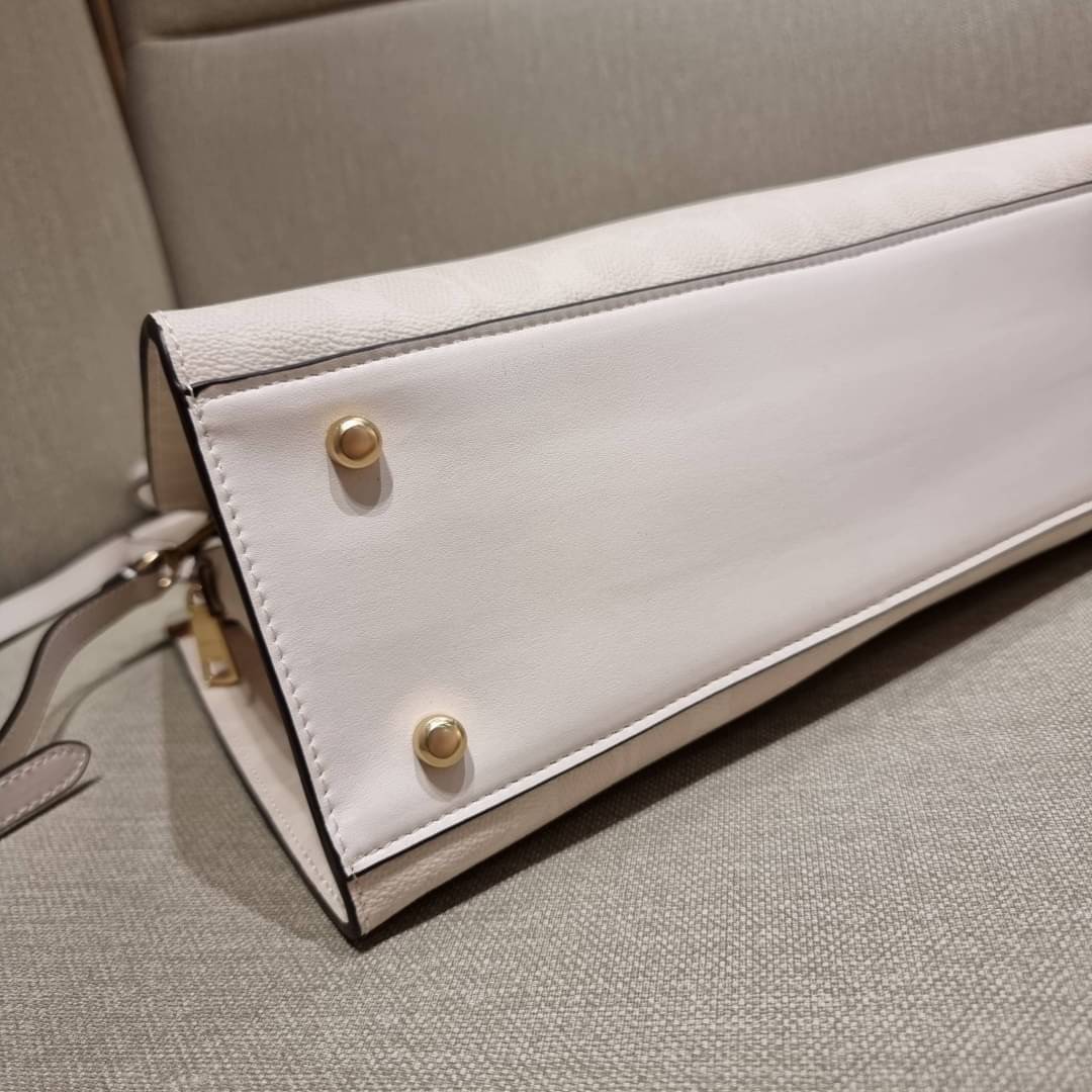 COACH C4075 TATUM CARRYALL IN SIGNATURE CANVAS คอลเลคชั่นใหม่ล่าสุด จัดมาให้ได้สวยก่อนใคร สวยหรูทุกสี!! ลุคผู้ดีต้องมาอีกหนึ่ง กระเป๋าสะพายทรงสวย ที่มาพร้อมสายสะพายไหล่ในตัว และสายครอสบอดี้สำหรับสะพายข้าง วัสดุหนัง crossgrain สวยคมมากๆ ตัวกระเป๋าถูกแบ่งเป