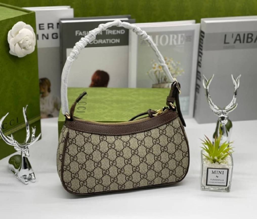 GUCCI Ophidia GG small handbag กระเป๋าสะพายไหล่ สุดคลาสสิกเข้าได้กับสาวๆ ทุกสไตล์ งานปั้มทุกจุดสวยน่าใช้ โทนสีใช้งานง่ายเป็นเอกลักษณ์แบรนด์ แมตช์กับเสื้อผ้าได้ง่าย เสริมลุคสาวมั่นได้ลงตัว