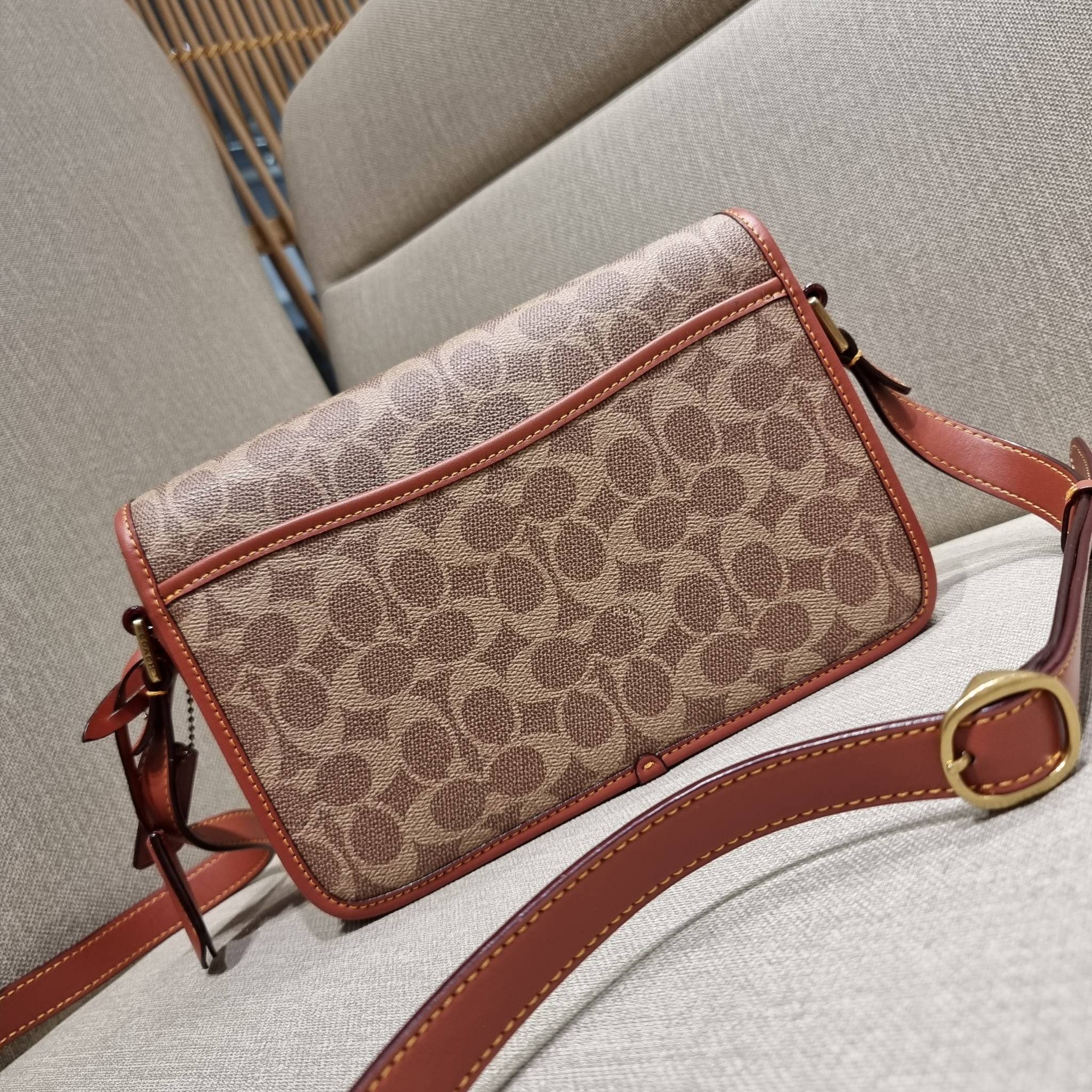 OUTLET 】COACH STUDIO SHOULDER BAG IN SIGNATURE CANVAS (C6639 C6640) สีใหม่รับความเฮง กับคอลเลคชั่นใหม่สุดอีกหนึ่ง!! มาแบบเลิศๆหรูๆมากแม่ กระเป๋าสะพายข้างลุคไฮน์ ที่ดีไซน์ออกมาได้ปัง และดูแพงมากๆ ด้วยดีเทลคลาสสิคผสานความเป็นเอกลักษณ์ เรียบง่ายแต่แฝงความมีด