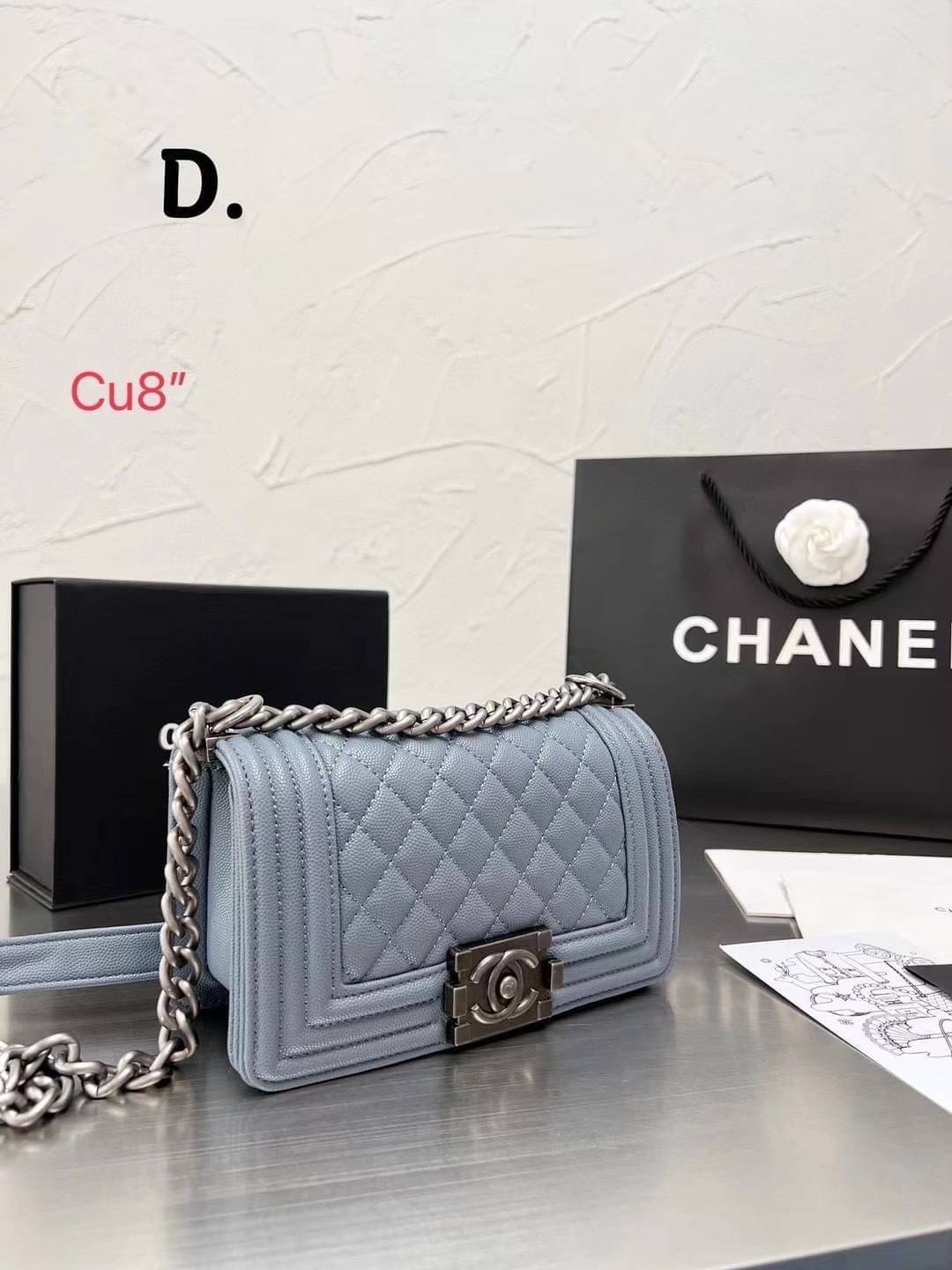 CHANEL BOY 8" กระเป๋าสะพายทรงคลาสสิค มีงานหนังเรียบ และหนังคาเวียร์ อะไหล่เงิน/ทอง ตามรูป สวยหรูมาแต่ไกล สามารถสะพายออกงานได้หลายโอกาส สวยงามไม่ผิดหวังค่ะ