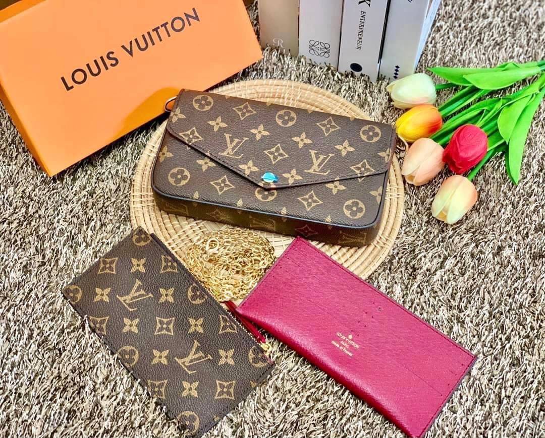 เน้นใช้งานได้จริงในชีวิตประจำวันค่ะ Louis vuitton felicie pochette พร้อมส่ง ซื้อ1ได้ถึง3!! มีไม่มาก หมดแล้วหมดเลยจ้าา! Premium gift จาก LV กระเป๋าสะพายข้างหรือถือแบบคลัทออกงาน หนังแกะแท้สวยงามค่ะ เปิดปิดกระเป๋าแบบกระดุม ภายในสามารถใส่มือถือได้ทุกรุ่น;พาสป
