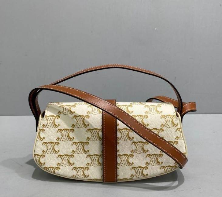 VIP 】CELINE TABOU CLUTCH BAG CELINE MINI CROSSBODY BAG (GWP) วัสดุ Triomphe Canvas หนังสวยอยู่ทรงกันน้ำได้ ขนาดกำลังน่ารัก การออกแบบที่เน้นความเรียบแต่หรู มาพร้อมสายสะพายสั้นและสายสะพายยาว สำหรับสะพายไหล่ สายปรับระดับสั้น-ยาวได้ (ถอดไม่ได้) โดดเด่นที่ด้าน