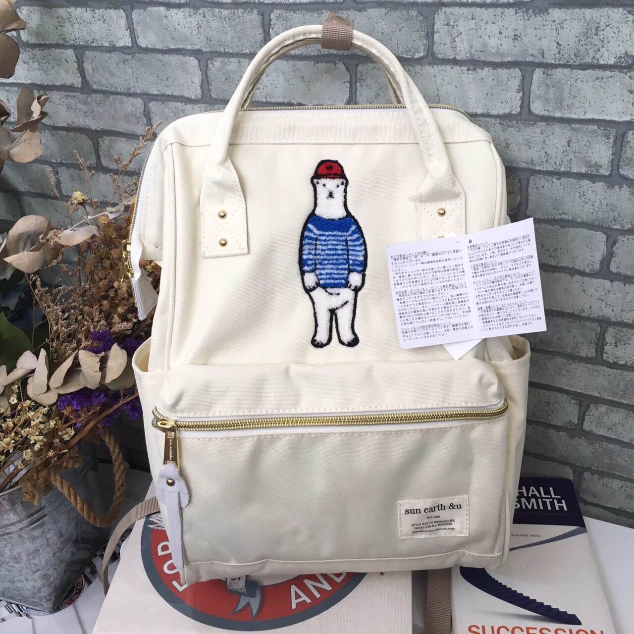 รุ่นขายดีค่า Sun earth & U รุ่นหมี Benjamin รุ่น Classic (Canvas ใบใหญ่) by anello Anello อัพเดทเทรนด์กระเป๋าที่กำลังมาแรงในตอนนี้ หลังจากที่หลายคนกำลังนิยมใช้กระเป๋าสุดฮิต อย่าง Anello จากประเทศญี่ปุ่นตอนนี้ทางแบรนด์ได้เพิ่มคอลเลคชั่นใหม่ขึ้นชื่อว่า Sun 