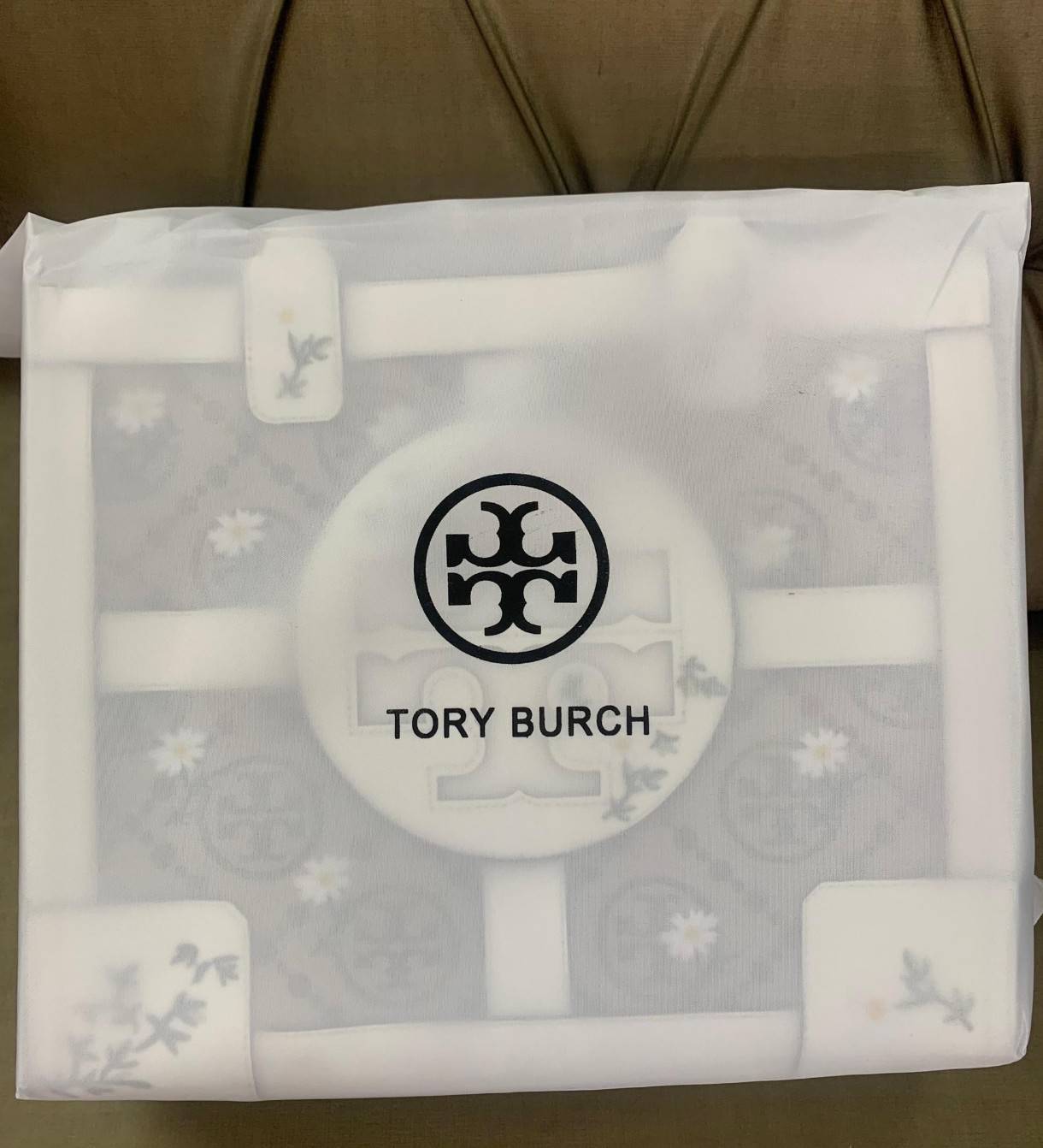 Tory Burch ella jacquard embroidered quadrant tote ลายโมโนแกรม (Monogram) (Material : Woven jacquard leather) ดีไซต์ลำ้เอกลักษณ์ที่โดดเด่น เป็นอีกหนึ่งรุ่นที่ Tory ฺBurch ภูมิใจนำเสนอ ใบใหญ่ค่ะ จุของได้เยอะ ใส่ A4 ได้ งานสวย ตั้งอยู่ทรง จุดเด่นของรุ่นนี้ค
