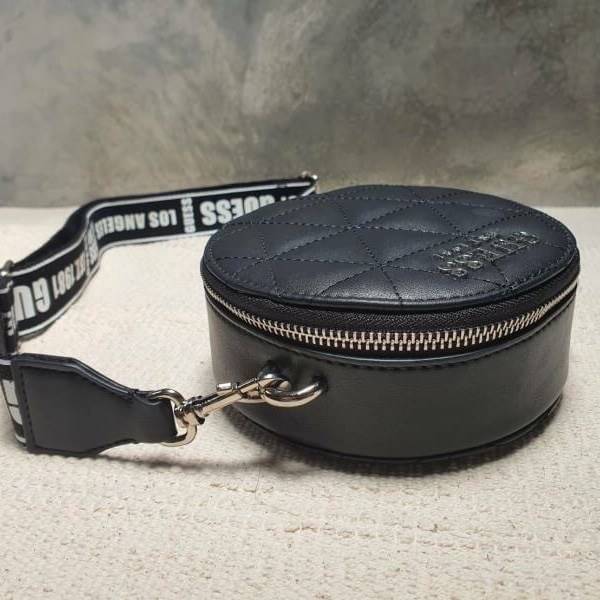 Guess Laiken mini crossbody bag กระเป๋าสะพายข้างด้านหน้าติดโลโก้แบรนด์ รูปทรงดีไซน์เก๋ เป็นรูปวงกลม เปิดปิดด้วยช่องซิปยาว ด้านในเป็นช่องกว้าง มีป้ายแบรนด์ติดด้านใน และมีช่องเสียบ สายสะพายทรงสปอร์ต สามารถปรับระดับได้ ทรงเก๋ๆ ชิคๆ ชิวๆ แบบนี้ รีบสอยนะคะ