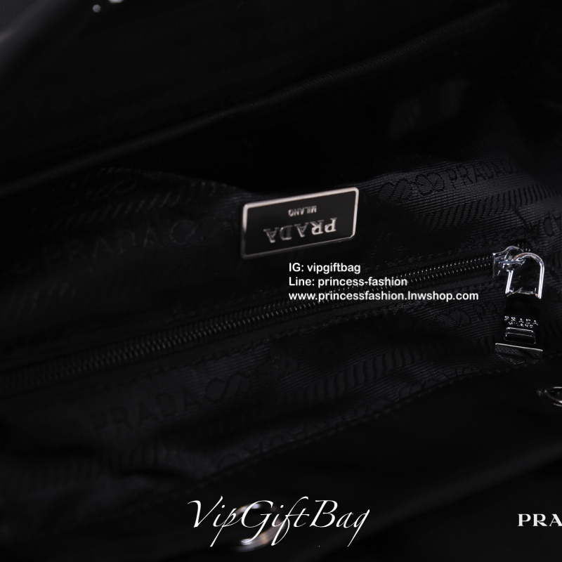 PRADA premium gift Nylon Backpack With Pocket วัสดุผ้าไนล่อนกันน้ำเนื้อหนาอย่างดี ใบนี้ ดีไซต์สวยเก๋ งานดีมากๆ อะไหล่แบรนด์ทุกจุด ใบนี้เก๋ตรงที่ เป็นเป้แบบหูรูด ทรงสวยน่ารัก แถมยังมีเปิดปิดด้วยกระดุมแม่เหล็กและแต่งด้วยเข็มขัดปรับได้ด้วย ด้านหน้ามีกระเป๋าอ
