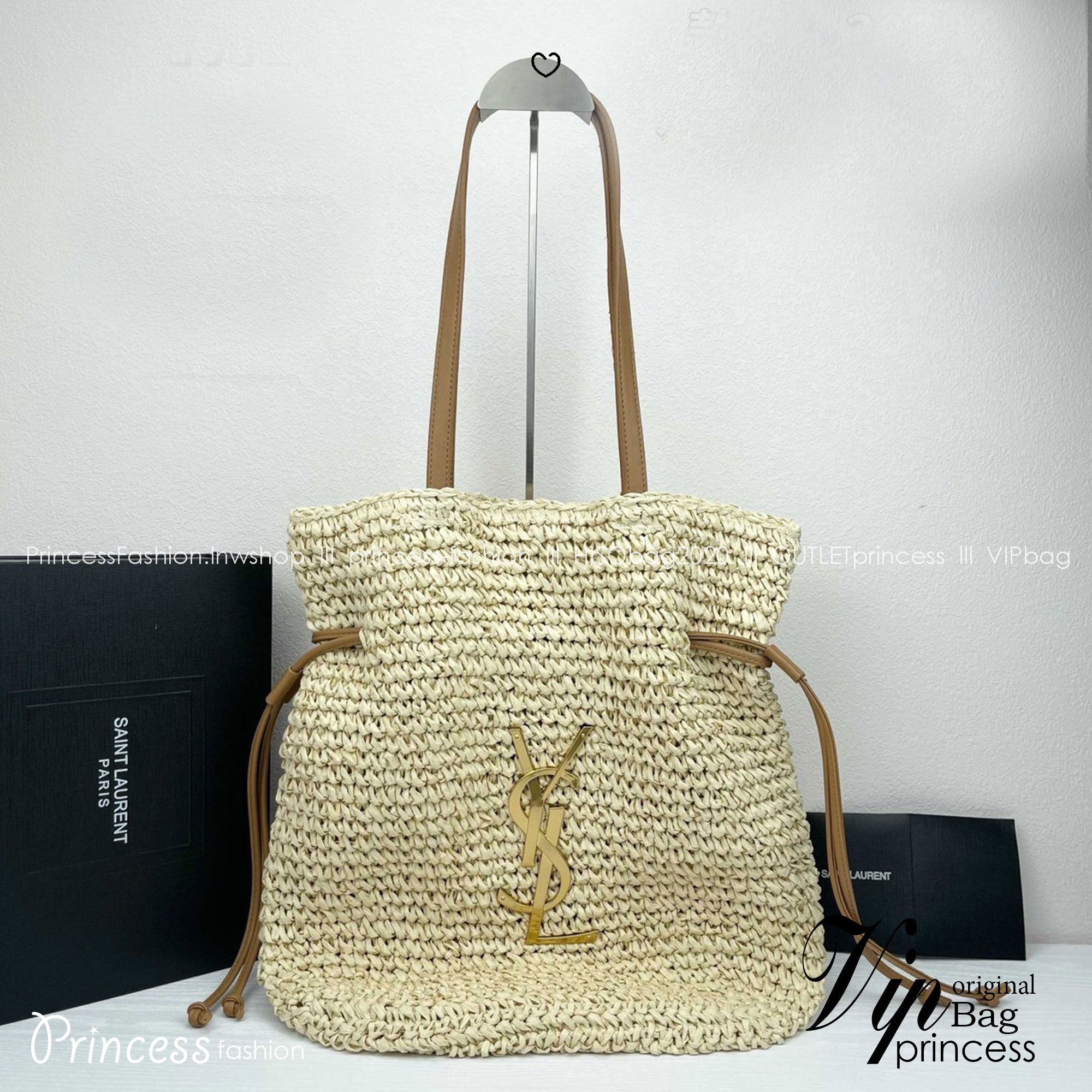 YSL Raffia crochet Icare maxi shopper bag กระเป๋าสะพายทรงโท้ทงานถักโครเช จะกี่รุ่นก็แรงไม่ไหว! ทรงสวยใบใหญ่ รูปทรงยืดหยุ่น ใส่ของได้แบบจุใจ เป็นไอเท็มที่สามารถหยิบมาใช้ได้ง่ายในทุกวัน