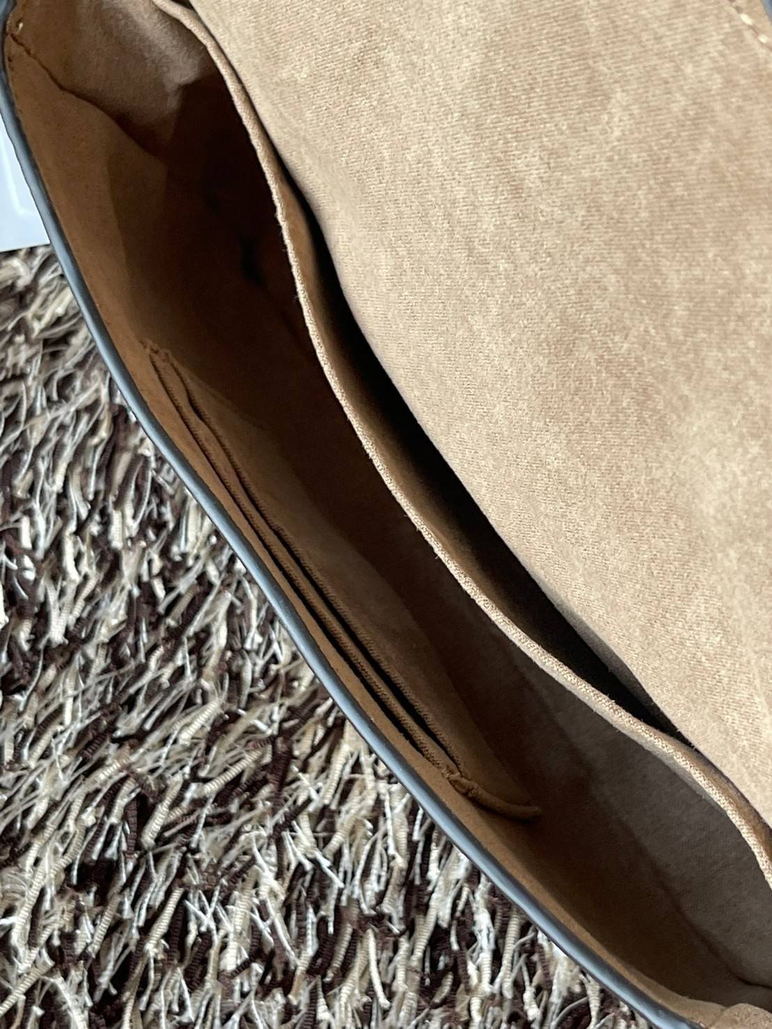 Coach grace series carriage logo handbag slingbag shoulderbag F2232 กระเป๋ามาพร้อมดีไซน์ที่ดูหรูหรา มีเอกลักษณ์เป็นที่จดจำได้ง่าย รวมถึงมีสีสันให้เลือกหลากหลายจึงครองใจสาว ๆ ได้ไม่ยาก โดยกระเป๋าออกแบบให้มีลักษณะเป็นกระเป๋าสะพายไหล่ทรงเหลี่ยมสุดคลาสสิก ที่