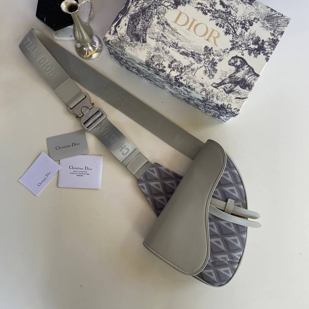 DIOR Saddle Bag Dior Gray CD Diamond Canvas and Smooth Calfskin / DIOR Saddle Belt Bag ภาพสินค้าถ่ายจากงานขายจริงใช้งานต่างประเทศได้