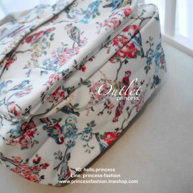 CATH KIDSTON MINI BACKPACK กระเป๋าสะพายเป้รุ่นมินิ วัสดุ PVCกันน้ำ สามารถเช็ดทำความสะอาดได้ เปิดปิดด้วยซิปสะดวกใช้ ด้านหน้าประดับโลโก้ cath Kidston พร้อมช่องซิปด้านนอกใส่กระเป๋าสตางค์ มือถือได้ ด้านในมีช่องซิป สามารถใส่ipad ได้สวยคลาสิคน่ารักน่าใช้ สาวๆที