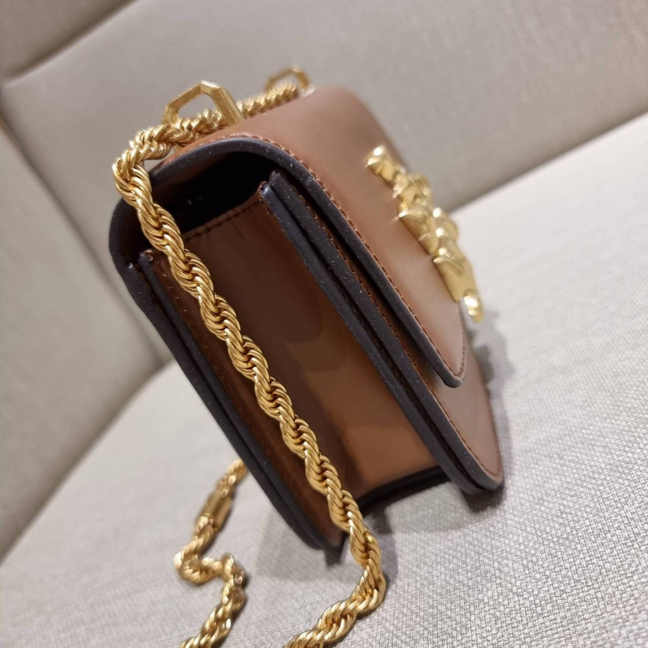 TORY BURCH ELEANOR SMALL CONVERTIBLE SHOULDER BAG ฮอตไอเท็ม รุ่นนี้ขายดีขายหมด คัมแบค!! สวยหรู คุณหนู ผู้ดี!! หายากมากที่สุด!! กระเป๋าสะพายข้าง ดีไซน์อยู่ทรง ขนาดกำลังสะดวกใช้สำหรับสาว วัสดุหนังแท้เต็มใบ สีทูโทน เปิด-ปิดด้วยแถบแม่เหล็ก ภายในแบ่งสัดส่วนได้