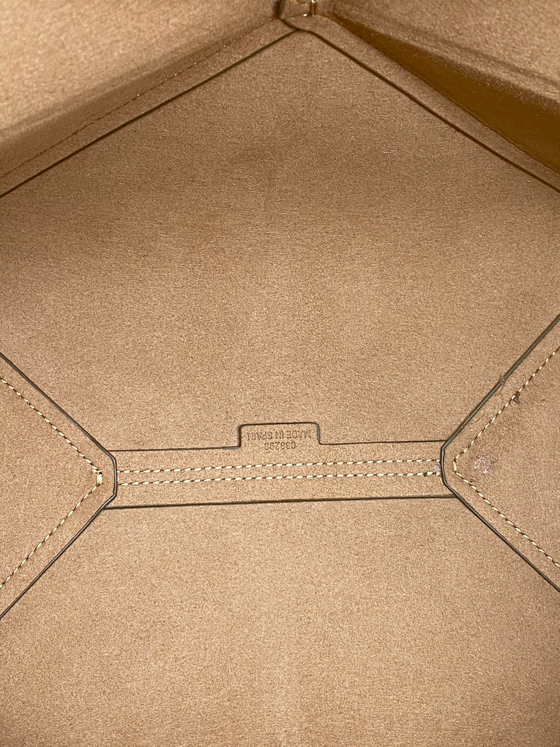 LOEWE Puzzle Fold Tote in shiny calfskin / LOEWE TOTE BAG 27cm พร้อมส่ง กระเป๋าทรงโท้ทใบใหญ่ ใช้งานง่ายเรียบหรู จุของได้เยอะ หนังเรียบสวยอยู่ทรงมาพร้อมสายสะพายยาวถอดได้ พับเก็บได้เป็นเอกลักษณ์