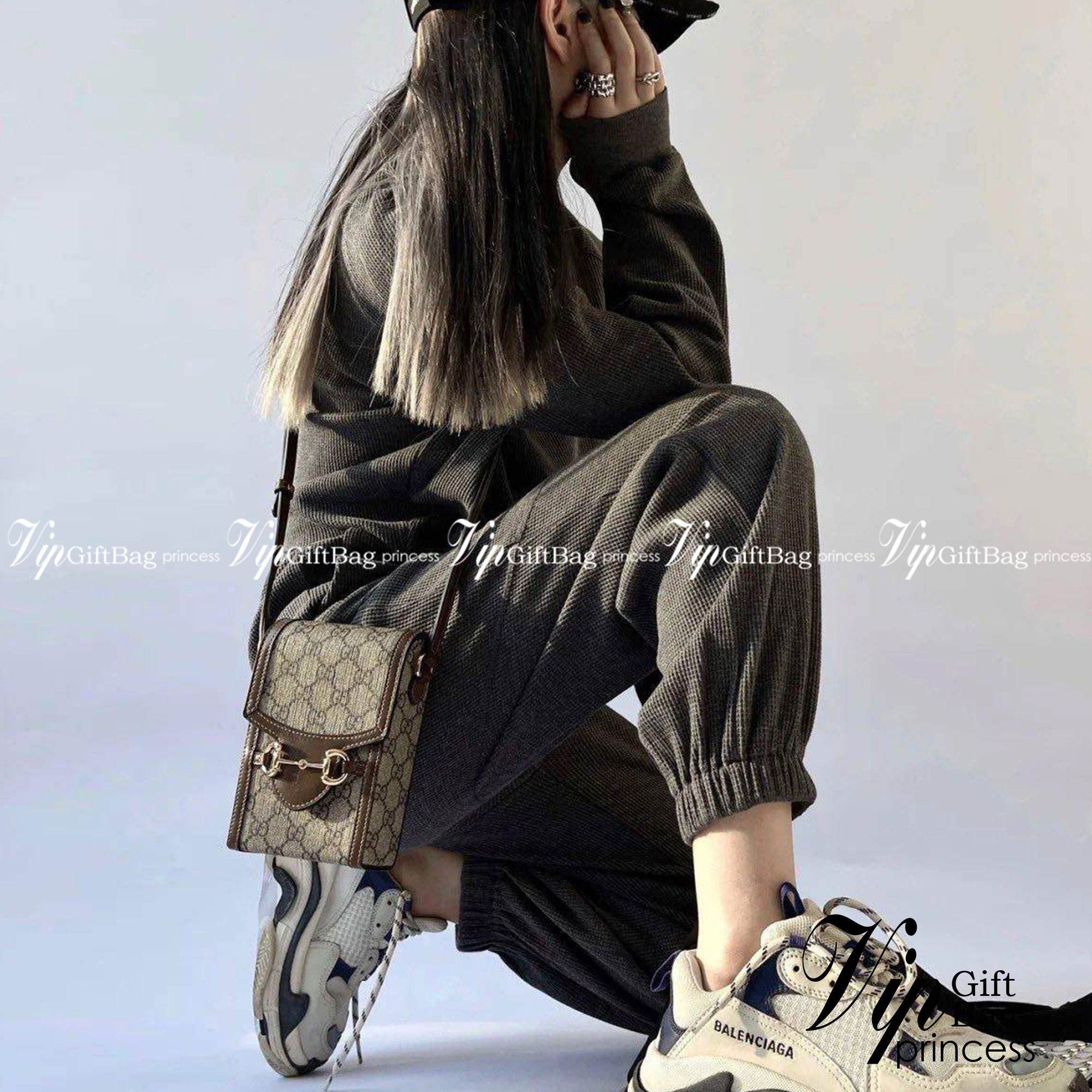 Gucci Horsebit 1955 Phone Bag with Strap กระเป๋าสะพาย กระเป๋าใส่โทรศัพท์ งานแฟชั่นคลาสสิก หนังผสมวัวแท้สีน้ำตาล อะไหล่สวย ดีไซต์สัญลักษณ์วงแหวนตามแบบฉบับ GG มาพร้อมกล่องแบรนด์และสายสะพายยาวที่สามารถปรับระดับได้ พร้อมส่งให้สะพาย สวยๆ กันแล้ววันนี้ ใบนี้ mu