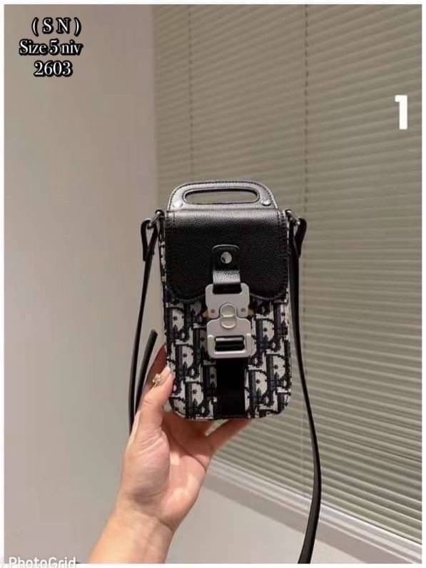 DIOR Phone Bag / DIOR Saddle Vertical Pouch With Strap Oblique Jacquard กระเป๋าสะพายใส่โทรศัพท์แฝงความหรูตามเอกลักษณ์แบรนด์ ได้ใจหนุ่มๆไปเลยใบนี้!! หลงรักตั้งแต่แรกเห็นมีอยู่จริง!! สะพายข้างคูลๆ พกพาไปไหนๆได้สะดวก คล่องตัวกว่าเดิม
