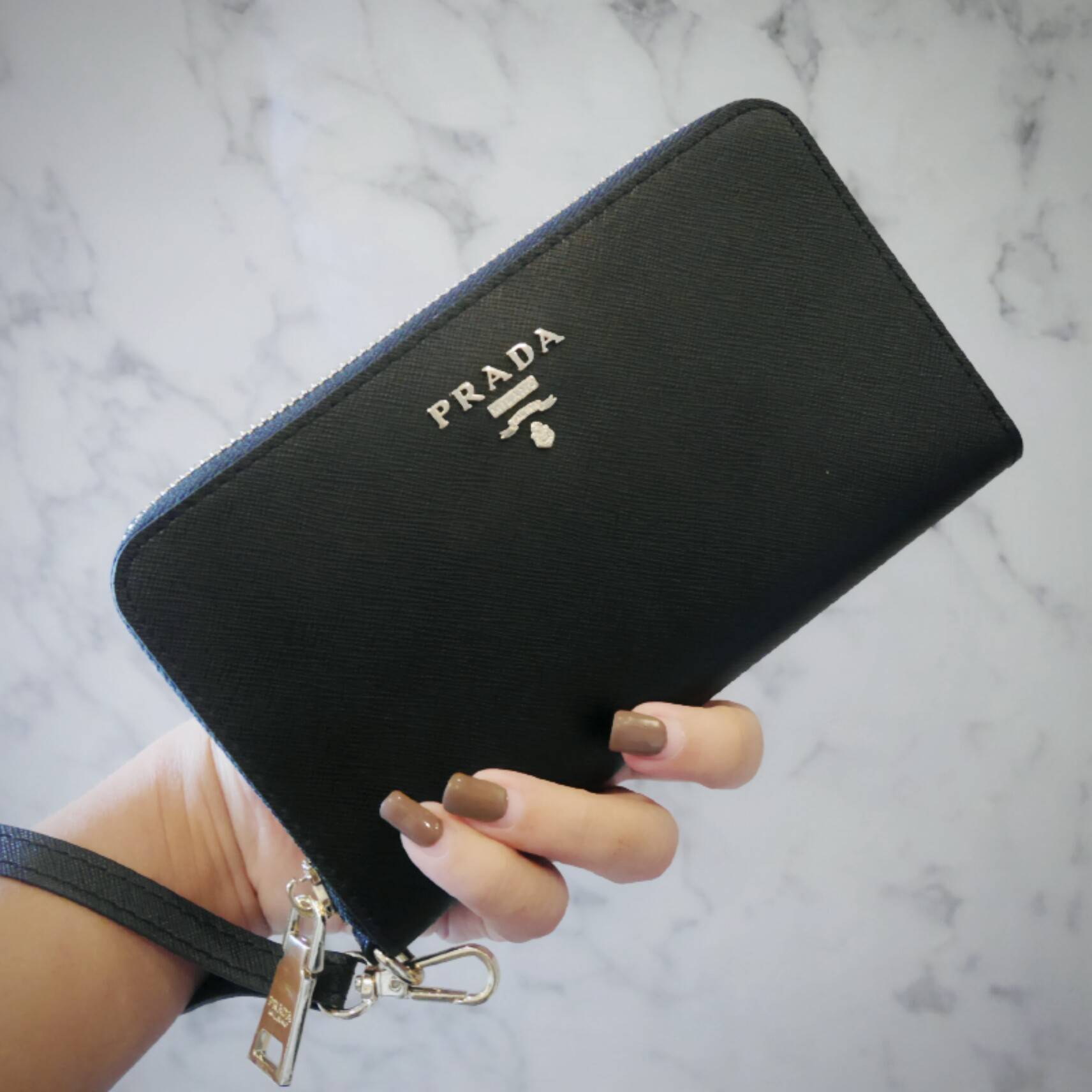 New arrival ! รุ่นที่รอคอย เข้าแล้วค้า กับ Prada Wallet Saffiano กระเป๋าสตางค์ซิปรอบ รับทรัพย์ **พร้อมสายคล้องมือ เปิดปิดด้วยซิป อะไหล่ทอง ปั้มแบรนด์ ทั้งใบ **จุดเด่น มีช่องใส่มือถือ ได้ถึง iphone7+ ใส่บัตรได้หลายช่อง ด้านในมีช่องซิปแยกอีก1ช่อง แถมยังมี ช