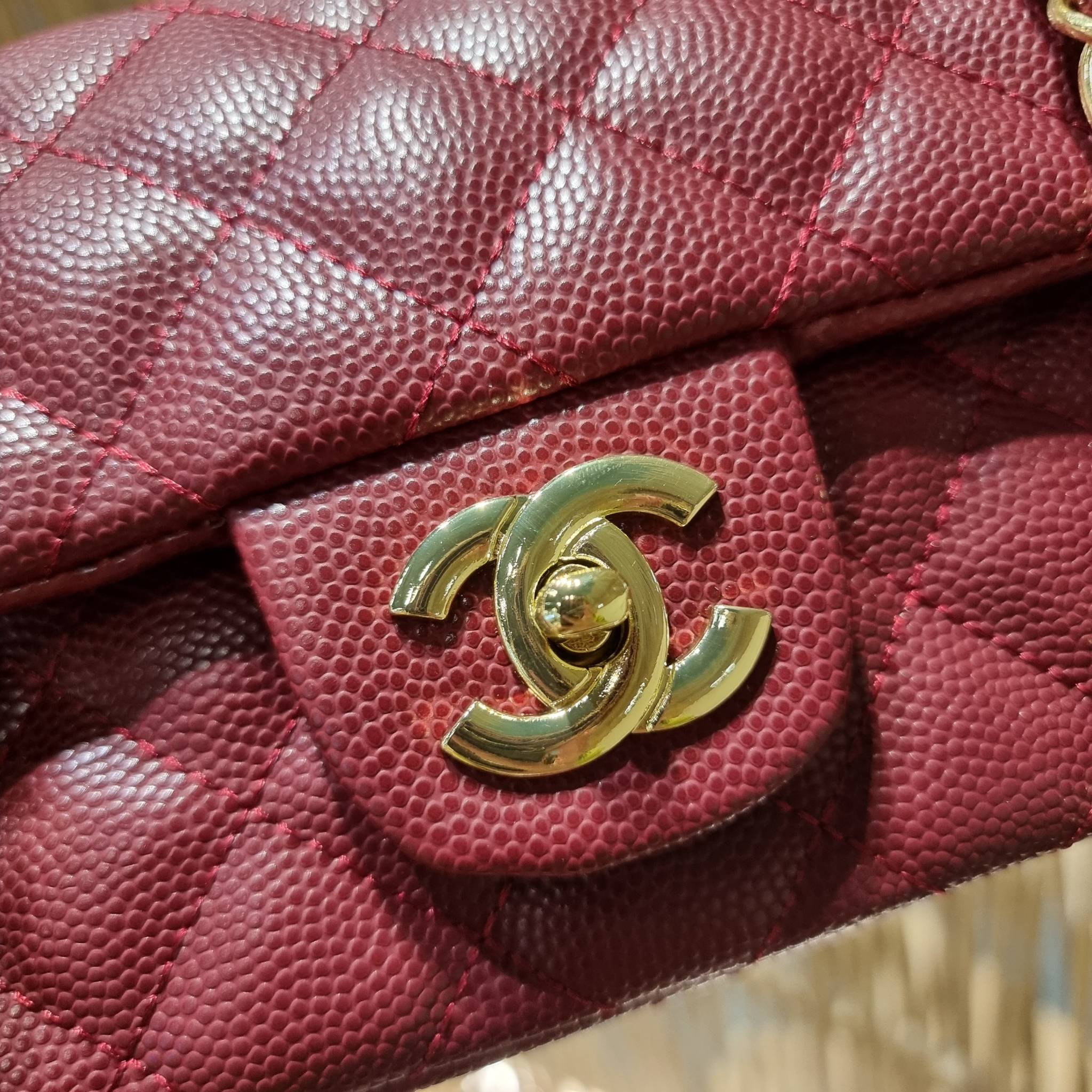 VIP 】3สี คัมแบคทูสต็อค!! จัดมาแน่นๆ พร้อมสีรับความเฮง!! พรีเมี่ยมจากแบรนด์ Chanel vip สุดพิเศษจากเคาน์เตอร์ กระเป๋าสะพาย หนังสังเคราะห์ลายคาร์เวีย หรูหราทั้งอะไหล่เงินและอะไหล่ทอง สะพายแล้วขับผิวมากๆใบนี้ เปิด-ปิดกระเป๋าด้วยตัวบิดล็อค ภายในกระเป๋าบุหนังสี