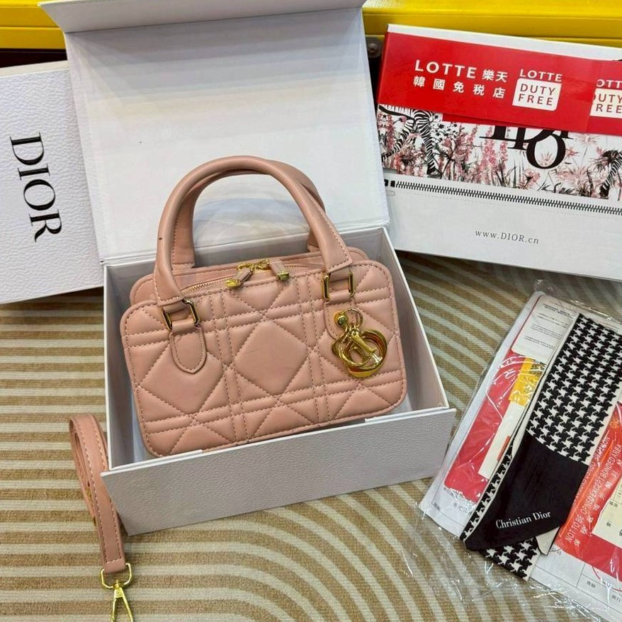 My Dior Mini 30 Montaigne tote bag ใหม่ล่าสุด กับกระเป๋าสะพายโฮโบมินิทรงโท้ท ที่ไม่ได้เล็กอย่างที่คิด เพราะใบนี้สามารถใส่ของสำคัญได้ครบ ดีไซน์สวยคลาสสิค
