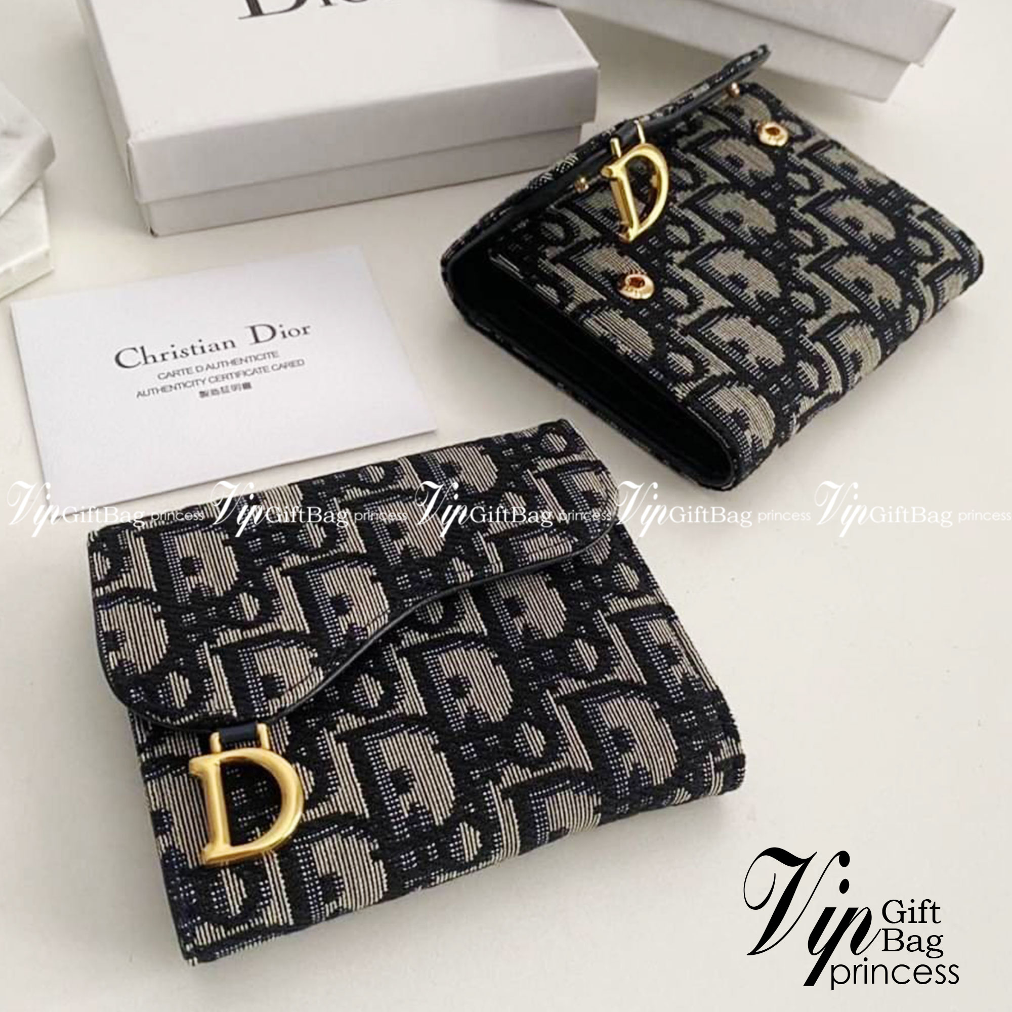 VIP 🥂DIOR Wallet Saddle Lotus / Dior tri-fold wallet กระเป๋าสตางค์ 3 พับ วัสดุหนังแท้ และผ้า Jacquard อย่างดี ทอสวยงาม ผสมผสานความสง่างามและคลาสสิกที่เข้ากับยุคสมัย ภาพสินค้าถ่ายจากงานขายจริง ใช้งานต่างประเทศได้