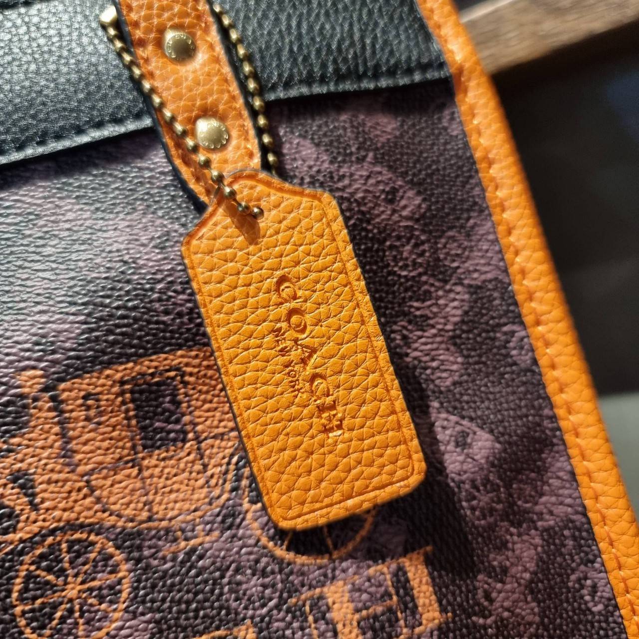 COACH C8456 FIELD TOTE 22 WITH HORSE AND CARRIAGE PRINT AND CARRIAGE BADGE คอลเลคชั่นสุดคลาสสิค ต้อนรับซัมเมอร์ ทั้งสดใสและร้อนแรง สวยหรูดูแพงในไอเท็มเดียว กระเป๋าทรงโท้ท ไซส์กำลังสวย น่ารักน่าใช้ ฟังก์ชั่นการใช้งานสะดวกที่สุด มีทั้งสายคล้องแขนในตัว และสา