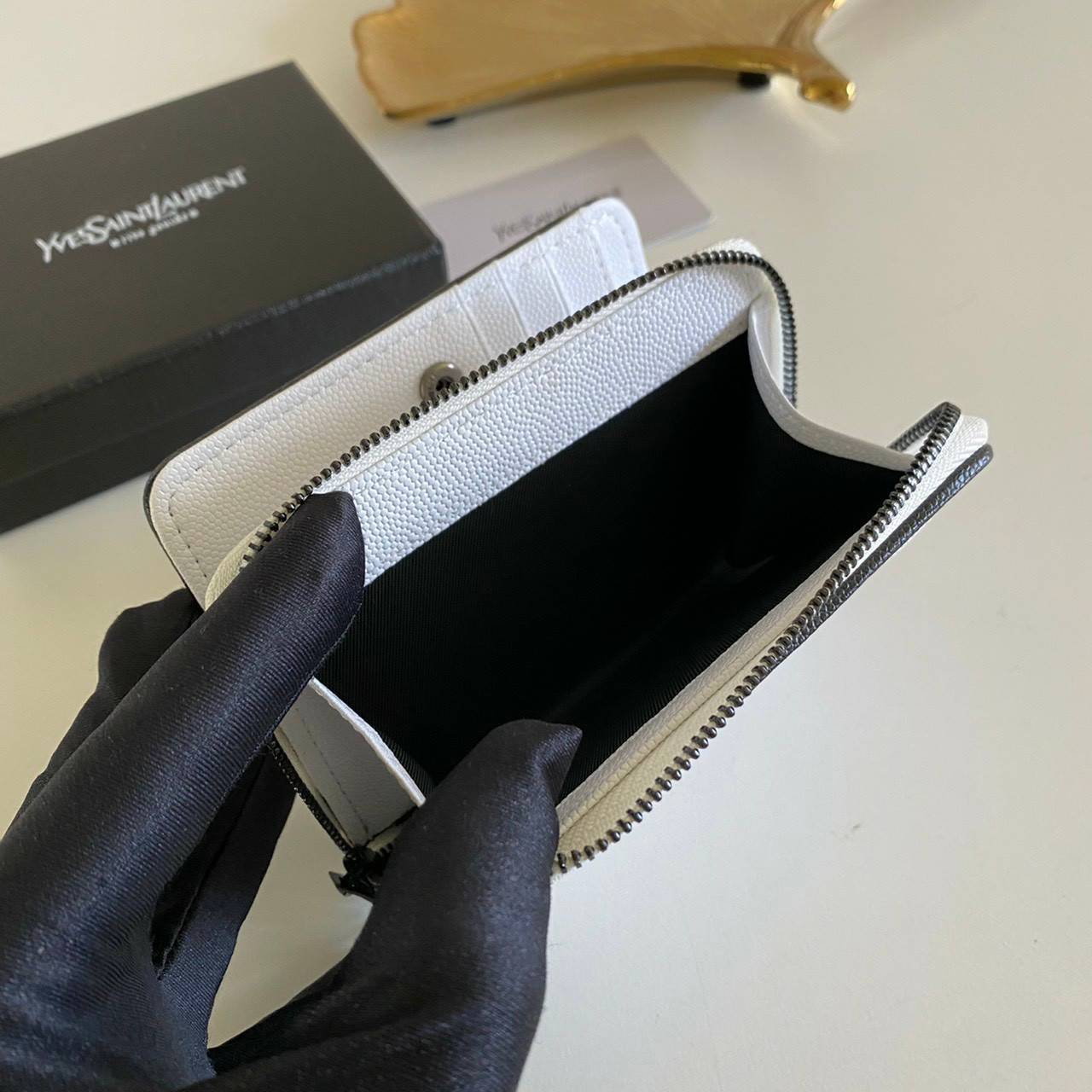 VIP GIFT 】หนังแท้ YSL Saint Laurent monogram compact zip short wallet มาแล้วจร้า ถามหากันเยอะมากๆ กระเป๋าสตางค์ใบสั้นที่ใส่แบงค์ ใส่บัตร ใส่เหรียญได้เยอะสุดๆ มีสองด้านซิปและพับ ใบเดียวครบจบเลย หนังสวยมาก ละเอียดสุดๆ