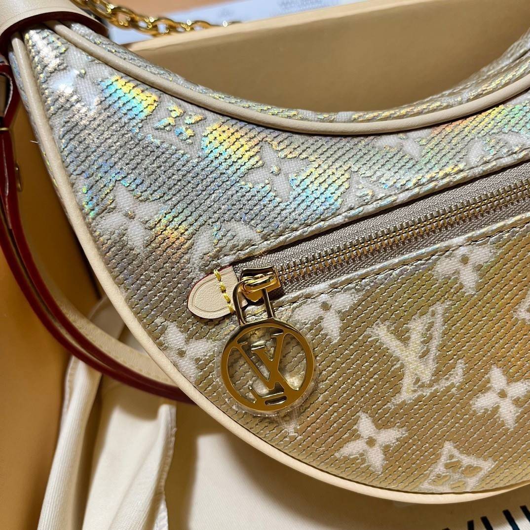 Lv gold loop monogram / LV Loop PM GOLD Bag เกรดท็อปออริจินอล มีความละเอียดของเนื้องานมากที่สุด ปราณีตตรงปกทุกใบ ใช้สลับของแท้ได้ ใช้งานต่างประเทศได้ เข้าออกผ่านทุก ตม.