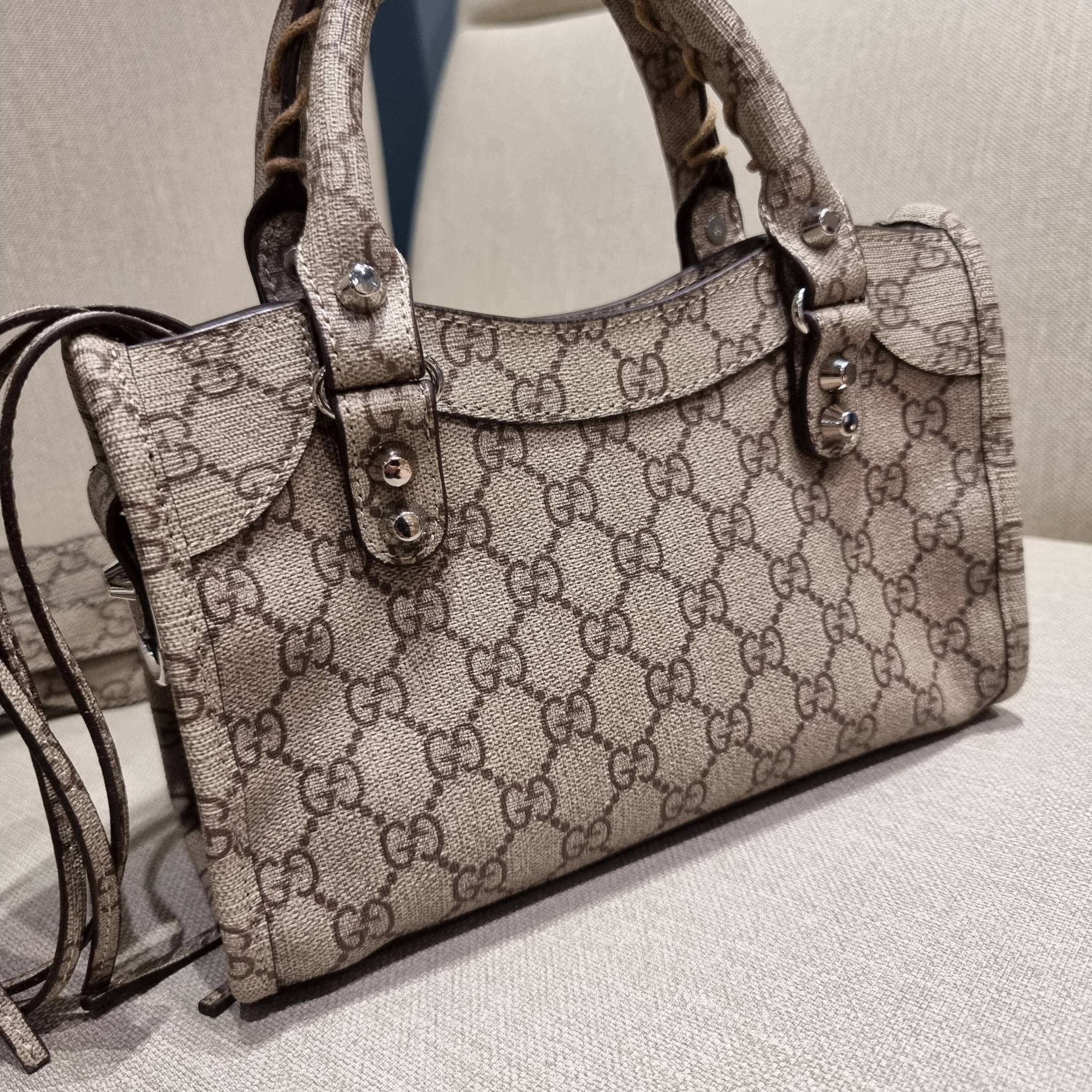 ไซส์ใหม่ กับรุ่นคอลแลบอีกหนึ่ง ที่ฮอตติดลมไม่เลิก!! Gucci×Balenciaga neo classic small bag กระเป๋าถือ/สะพายข้างที่โดดเด่นในสไตล์ที่ไม่ซ้ำ ไม่เกร่อ ดีไซน์มีกิมมิคและลูกเล่นแพรวพราว ทั้งหนังรูดซิป ทั้งหูจับ ทั้งความตกแต่ง มีดีเทลอัพราคาไปหมด วัสดุหนังแคนวาส