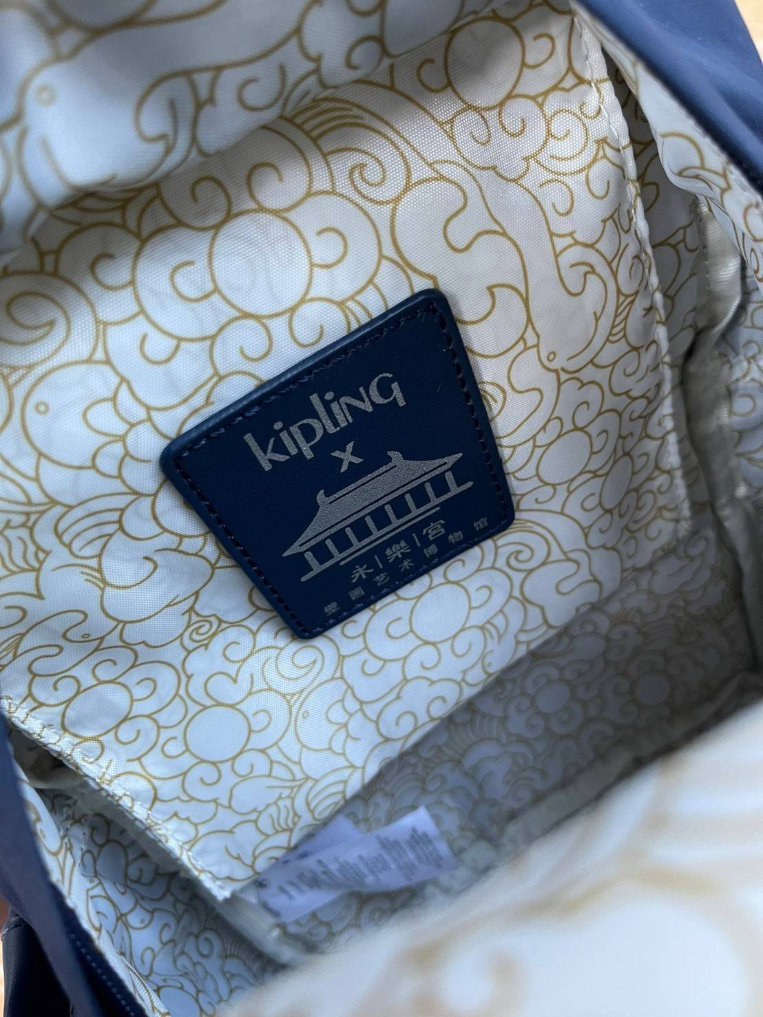 KIPLING X YONGLE PALACE COLLECTION รุ่น DELIA MINI DAILY BACKPACKS กระเป๋าเป้สะพายหลัง ที่มีความโดดเด่น มีความสวยงามจากลายปักด้านหน้าด้วยนักออกแบบชื่อดัง คอลเลคชั่นนี้ได้รับแรงบันดาลใจจากพระราชวังYongle Palace ส่วนขนาดและความเหมาะสมในการใช้งานบอกได้เลยเว่