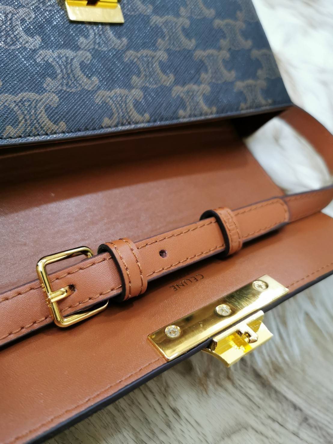 พรีเมี่ยมกิ๊ฟแท้ 100% 】CELINE TRIOMPHE SHOULDER BAG VIP GIFT WITH PURCHASE-GWP พรีเมี่ยมกิ๊ฟ Limited Edition จาก CELINE PERFUME DUTY FREE COUNTER วัสดุ TRIOMPHE & LEATHER ดีไซน์ยอดนิยมสไตล์สาว LISA