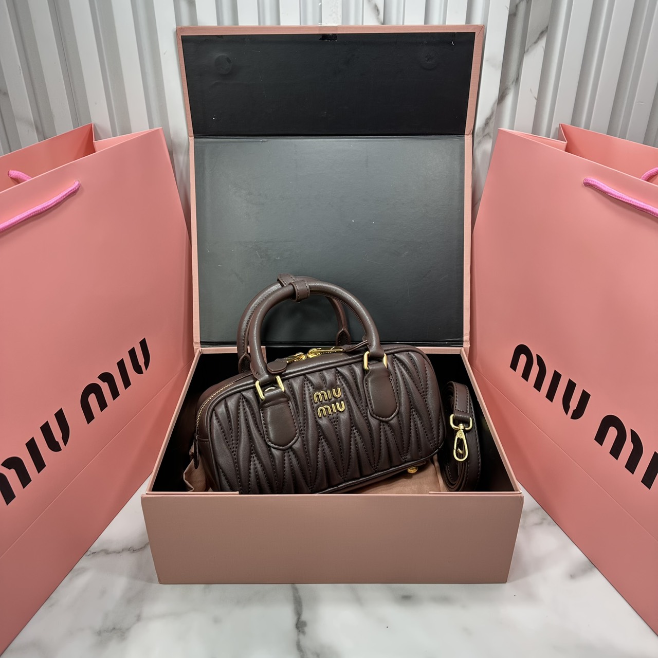 ORI หนังแท้ | MIU MIU Arcadie matelassé nappa leather bag Small 22cm กระเป๋าสะพายทรงโฮโบลุคลูกคุณหรูหราด้วยดีไซน์จับจีบนูนลวดลายสามมิติซับซ้อนเป็นเอกลักษณ์ น่ารักๆเก๋ๆ สวยดูแพง หูจับในตัวง่ายและสะดวกพกพา