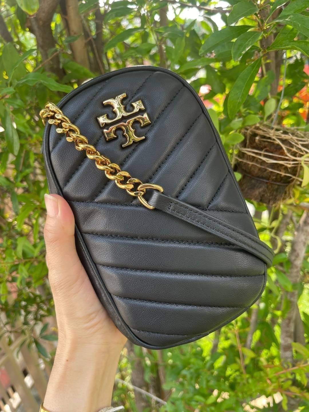 OUTTLET 】Tory burch kira chevron n/s crossbody bag กระเป๋าสำหรับใส่มือถือหรือของจุกจิกต่างๆ ได้กลายมาเป็นแฟชั่นสุดร้อนแรงแห่งปี คอลเลคชั่นนี้ออกมาเพื่อเอาใจสาวๆโดยเฉพาะ สีสันสุภาพเพื่อให้แมทช์กับสีสันของเสื้อผ้า ได้ง่าย ภายในยังสามารถแบ่งสันปันส่วนไว้สำหร