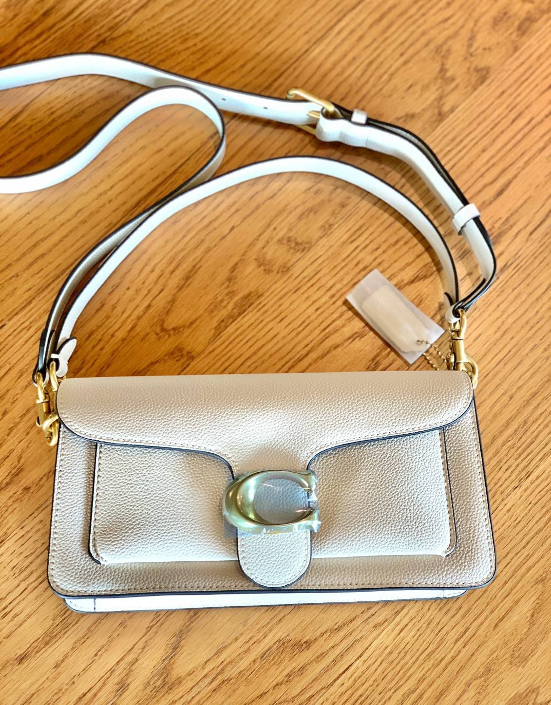 COACH TABBY SHOULDER BAG 26 ((73995)) 📣พร้อมส่งที่ไทยอีกครั้งค่ะ ห้ามพลาด ✔️กระเป๋าหิ้ว//คล้องไหล่//สะพายข้างได้ สุดคุ้ม! หนังแท้อย่างดี ลายหนังสวยนิ่มมือมากค่ะ ✔️ด้านหน้ามีอะไหล่แบรนด์ตัวใหญ่ อะไหล่ทองสวยโดดเด่น ✔️เปิดปิดกระเ