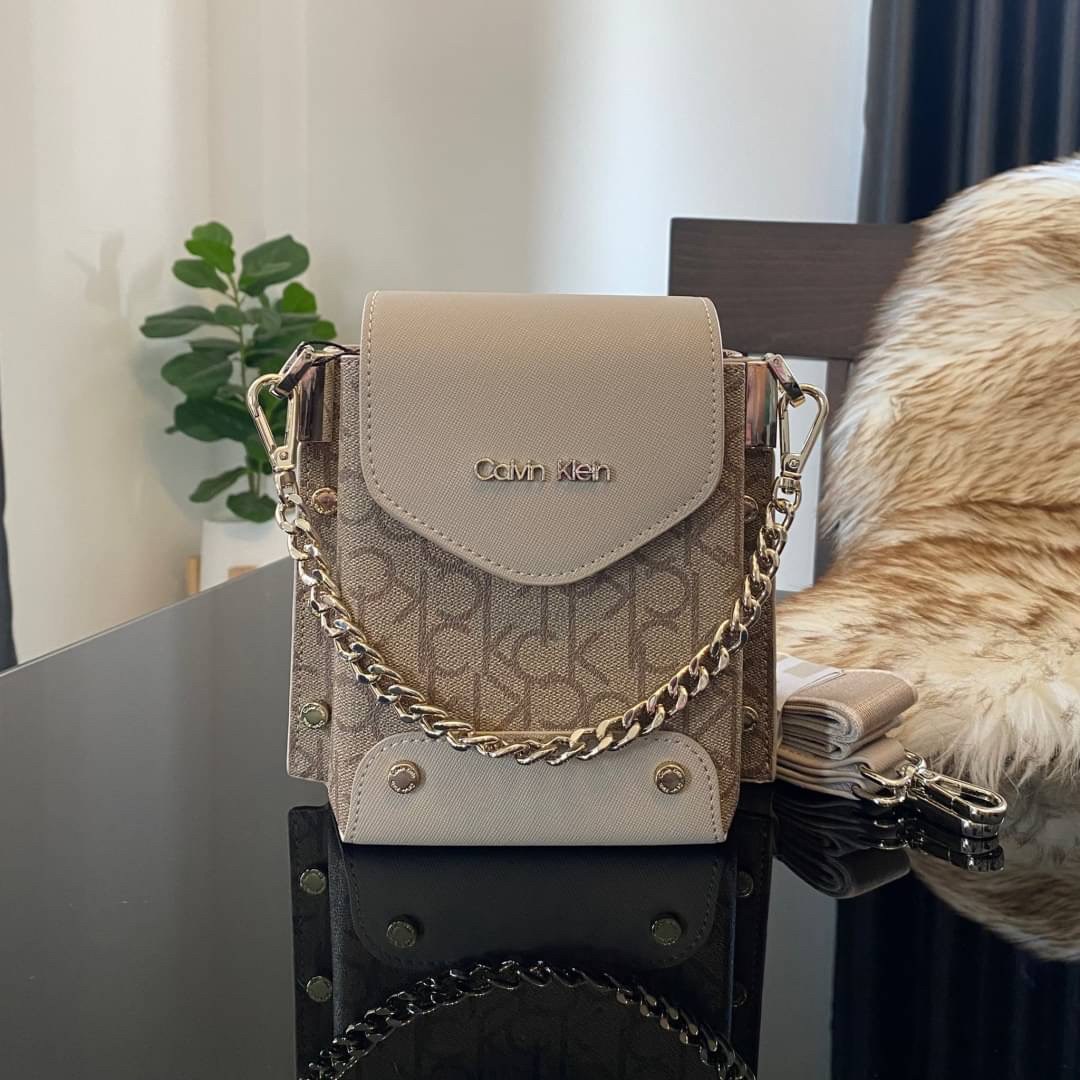 CALVIN KLEIN JEANS crossbody bag กระเป๋าถือหรือสะพาย ลายซิกเนเจอร์แบรนด์ทั้งใบ เปิด-ปิดกระเป๋าด้วยกระดุมแม่เหล็ก ด้านในแบ่งเป็น 2 ช่องหลัก และมีช่องเล็กใส่ของจุกจิก ซับในลายแบรนด์อย่างดี มาพร้อมสายสะพายยาวปรับระดับได้ฟรีไซต์ สามารถใช้ได้หลากหลายโอกาสค่ะ