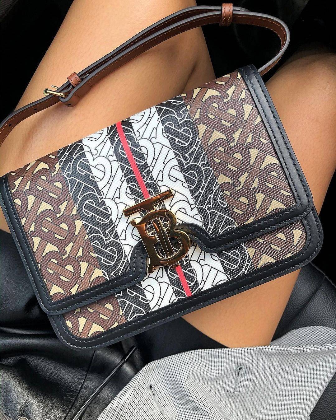 พรีเมี่ยมกิ๊ฟแท้ 100% 】BURBERRY FRAGRANCES LEATHER CROSSBODY BAG VIP GIFT WITH PURCHASE (GWP) กระเป๋าสะพายพรีเมี่ยมกิ๊ฟรุ่นใหม่ล่าสุด Limited จาก BURBERRY Perfume DutyFree