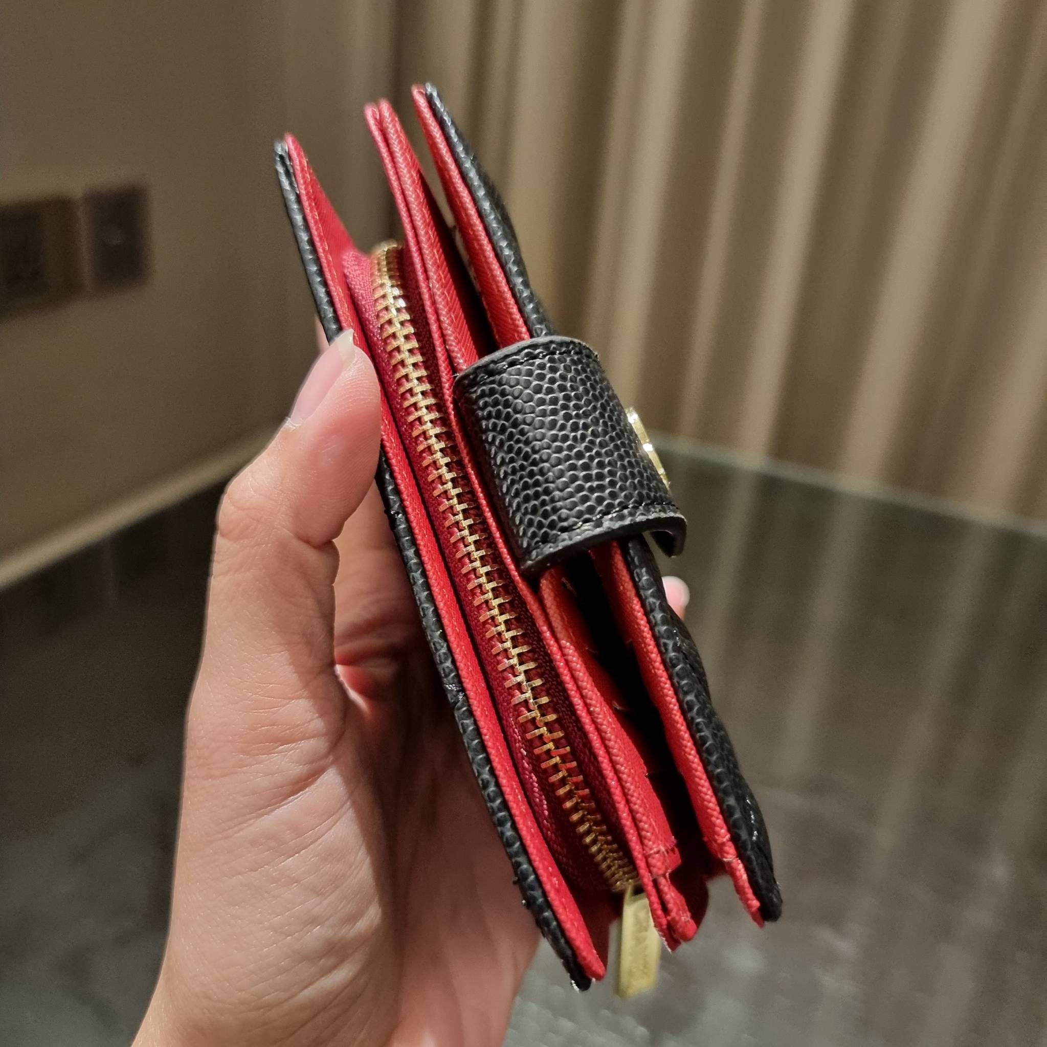 VIP 】หรูสุด ไม่ต้องพูดเยอะ!! HOT ITEM!! กระเป๋าสตางค์ใบกลางขนาดเหมาะมือ ดีไซน์ลุคผู้ดี สวยคลาสสิคจาก Chanel premium for gift วัสดุหนังลายคาร์เวีย ใช้งานง่าย เปิด-ปิดด้วยกระดุมแม่เหล็ก และซิปรูดช่องสำหรับใส่เหรียญ สะดวกมากๆ ภายในกระเป๋ามีช่องใส่บัตร ใส่ธนบ