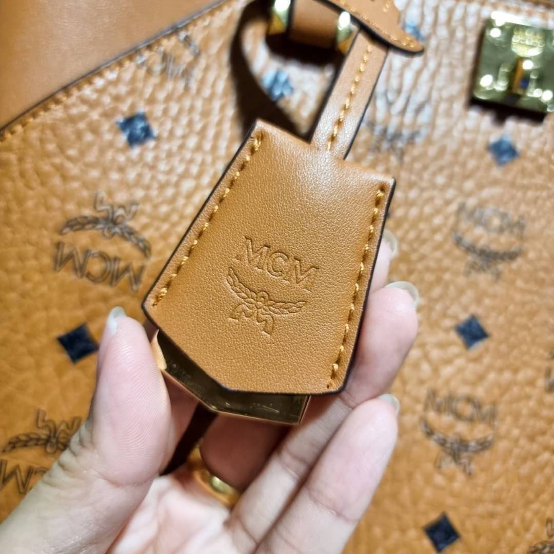 M.C.M ESSENTIAL TOTE IN VISETOS ความจุใจมาพร้อมเสิร์ฟแล้วจ้า ใครที่มองหากระเป๋าทรงโท้ทจุๆ ต้องใบนี้เลย!! กระเป๋าสะพายไหล่/ข้าง ดีไซน์ทรงสวยน่าใช้ วัสดุหนังแคนวาสสลับหนังแท้ ปากกระเป๋ามีตัวบิดล็อคแน่นหนากันของหล่นออกจากกระเป๋า ภายในโล่งกว้าง แบ่งสัดส่วนอย่