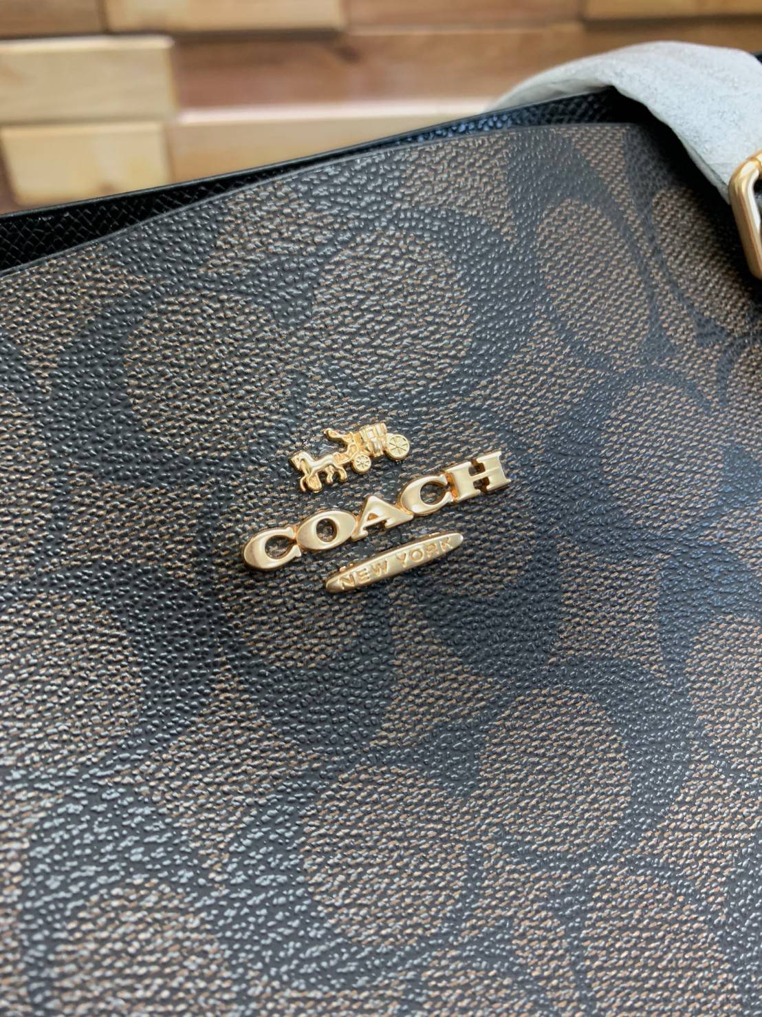 COACH MOLLIE TOTE IN SIGNATURE CANVAS ((1665)) พร้อมส่งอีกครั้ง ห้ามพลาดค่า! กระเป๋าหิ้ว//คล้องไหล่ ใบใหญ่ ทรงTote หนังแท้นิ่มอย่างดีค่ะ ภายในแบ่ง2ช่องใหญ่ สามารถใส่ A4ได้เลย ช่องกว้างมากๆ มีช่องกระเป๋าซิปกลางให้ใส่ของอีกช่องนะคะ