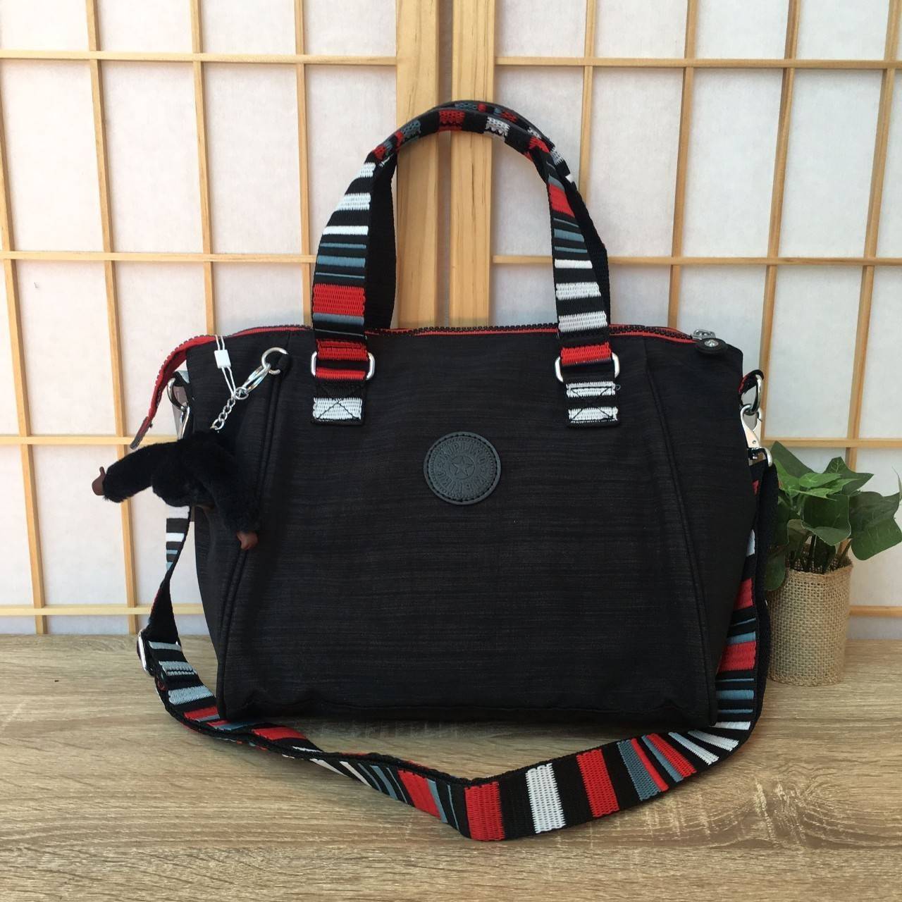 KIPLING AMIEL K15371 กระเป๋าถือ/สะพาย KIPLING รุ่นขายดีมาแล้วค่า มาพร้อมพวงกุญเเจที่เป็นเอกลักษณ์ของเเบรนด์ เปิดปิดด้วยซิป มีสายยาว ถอดสายและปรับความยาวได้ น้ำหนักเบา ทำความสะอาดง่าย ช่องด้านในมีสายเกี่ยวกุญแจ ช่องซิปเล็กด้านใน แนะนำควรมีเลยติดตู้ไว้เลยค่