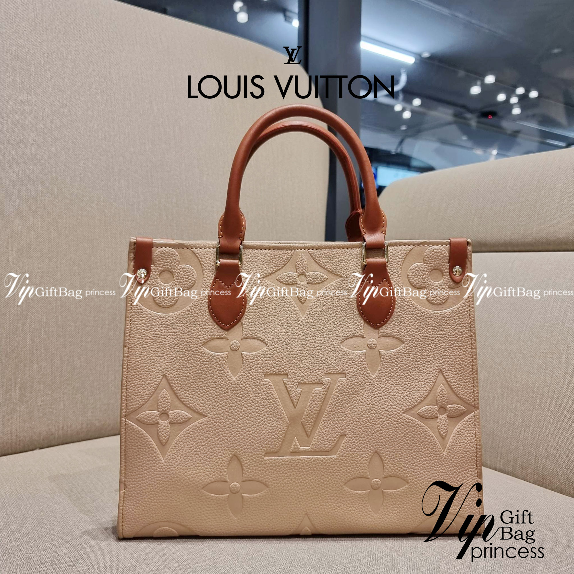 LV crossbody tote bag / LV Shopping Bag ดีไซน์สวยคม สมราคา ดูแพงไปอีก ด้วยดีเทลลายของหนัง crossgrain กระเป๋าทรงโท้ทคลาสสิค ผู้ดียืนหนึ่ง โทนสีใช้งานง่าย แมทช์ได้ทุกลุค มาพร้อมหูจับในตัว แบบหูหิ้ว และหูยาวสำหรับสะพายไหล่ เก๋มาก ชิคมาก ภายในโล่งกว้างมาก มีอ