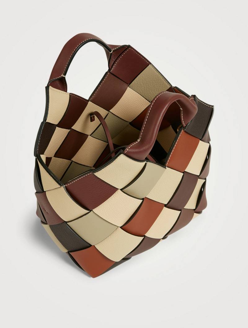 VIP 】LOEWE SURPLUS LEATHER WOVEN BASKET BAG IN CLASSIC CALFSKIN ใหม่ล่าสุดและสวยที่สุด กระเป๋าสะพานที่ถักทอด้วยความปราณีต โดดเด่นด้วยสีที่จับมาคอนทราสได้ลงตัว ใบใหญ่จุได้แบบเน้นๆ วัสดุหนังวัวแท้เต็มใบ หรูเลิศ ปากกระเป๋ามีสายหนังสำหรับผูกรวบปากกระเป๋า ภายใ
